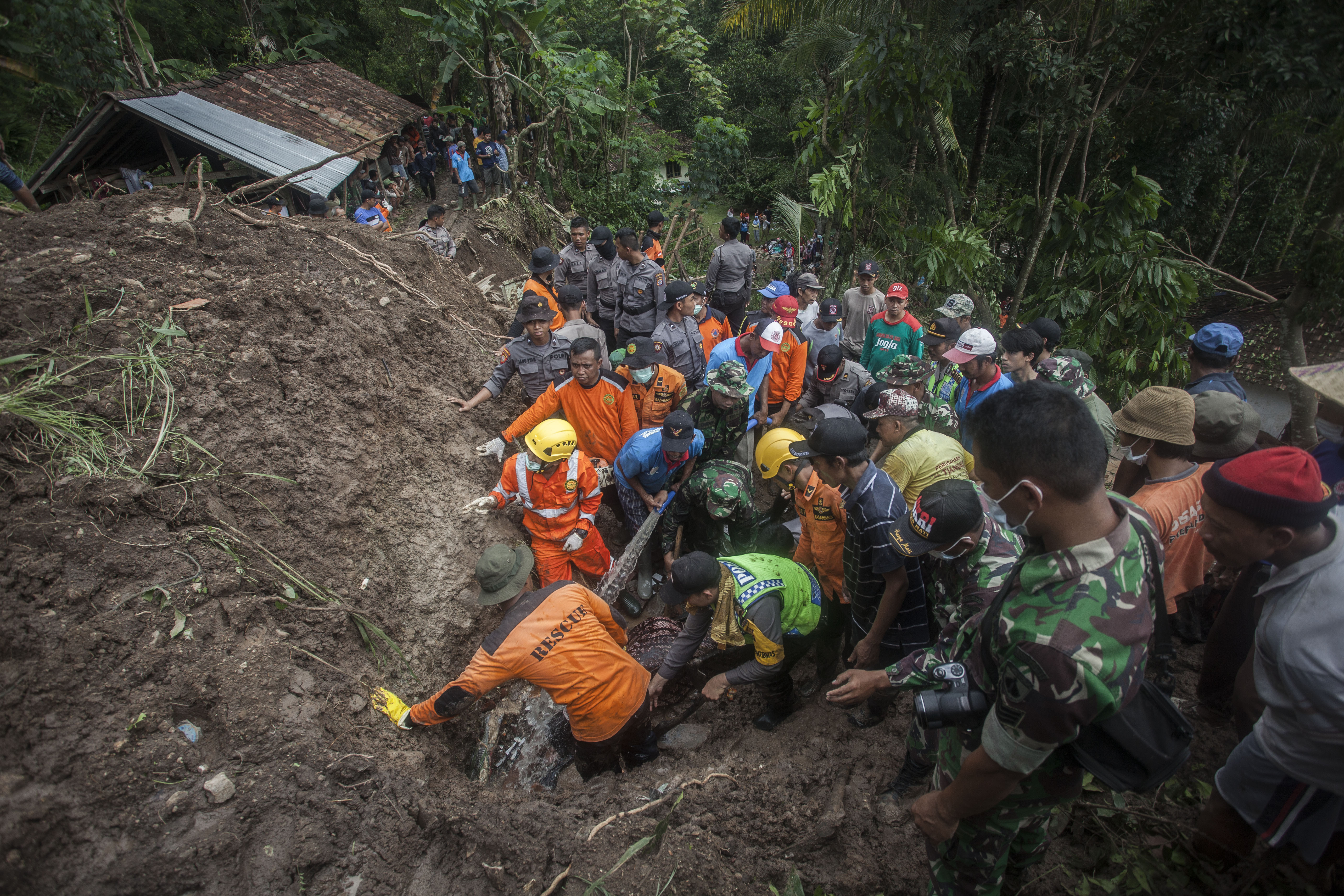 Petugas mengevakuasi korban longsor di Kulonprogo, DIY. Kondisi alam perbukitan berpotensi terjadi longsor saat musim hujan tiba. 