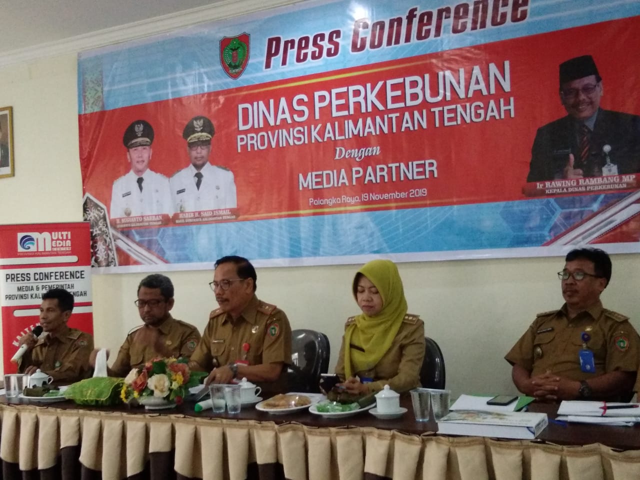 Kepala Dinas Perkebunan Kalteng, Rawing Rambang (tengah) saat memaparkan kondisi  perkebunan kopi dan kakao di Kalteng.