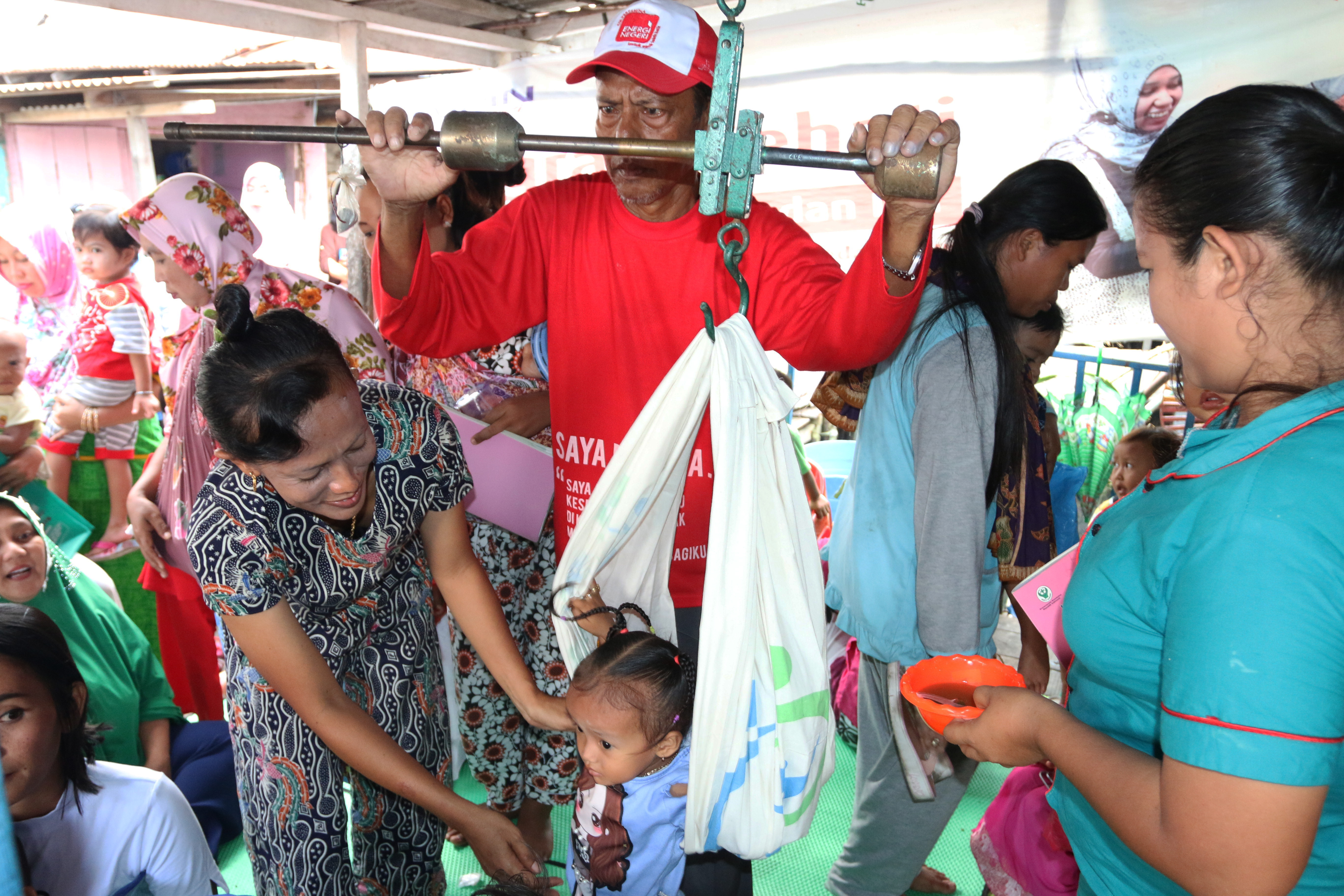 Penimbangan balita di posyandu menjadi bagian dari pemantauan kasus stunting di perkampungan. 