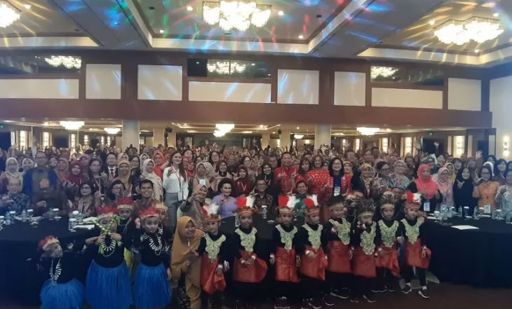 Seluruh peserta dan pembicara yang terlibat dalam Seminar Internasional PAUD dan Pendidikan Keluarga  berfoto bersama saat pembukaan seminar