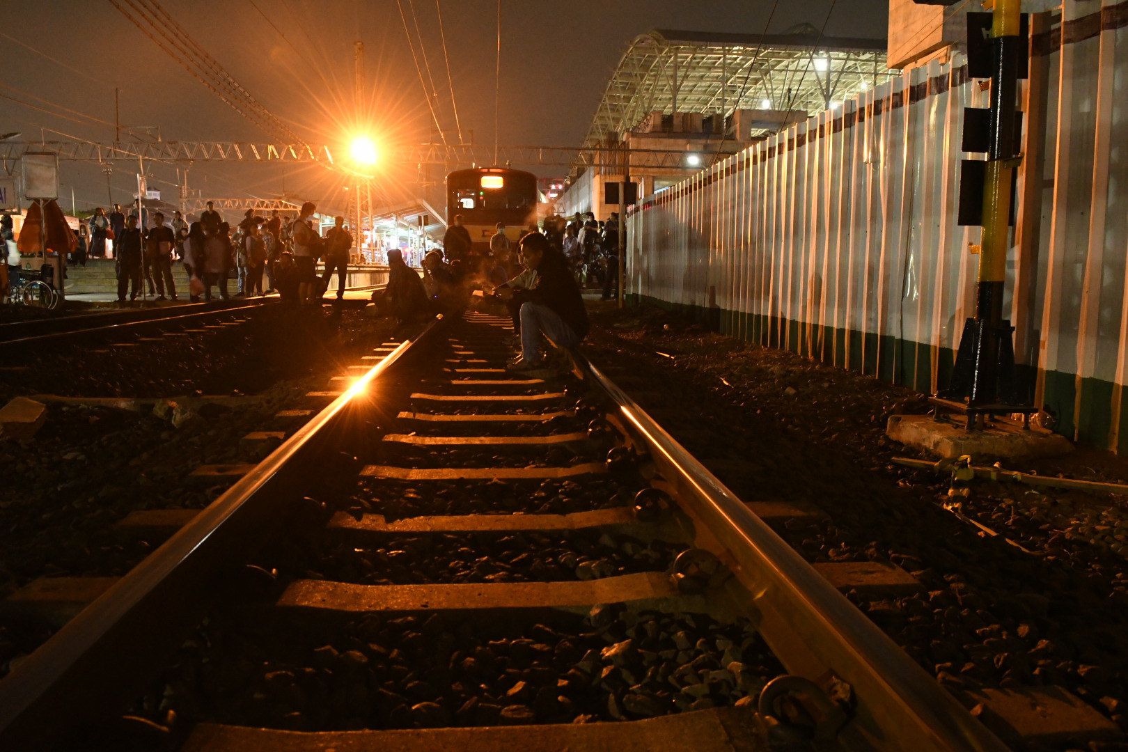 Sejumlah warga terjebak di stasiun KRL Manggarai akibat tawuran warga di kawasan itu.