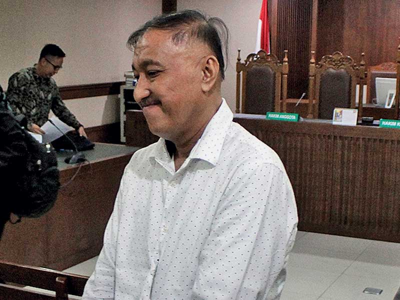 Terdakwa kasus korupsi KTP-E Markus Nari bergegas seusai mengikuti sidang vonis di Pengadilan Tipikor, Jakarta, kemarin.