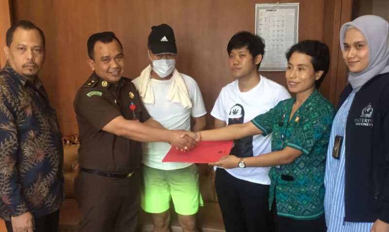 Wakil Kepala Kejaksaan Tinggi Bali, Didik Farkhan Alisyahdi menyerahkan dua termohon ekstradisi ke Pemerintah Korsel.  