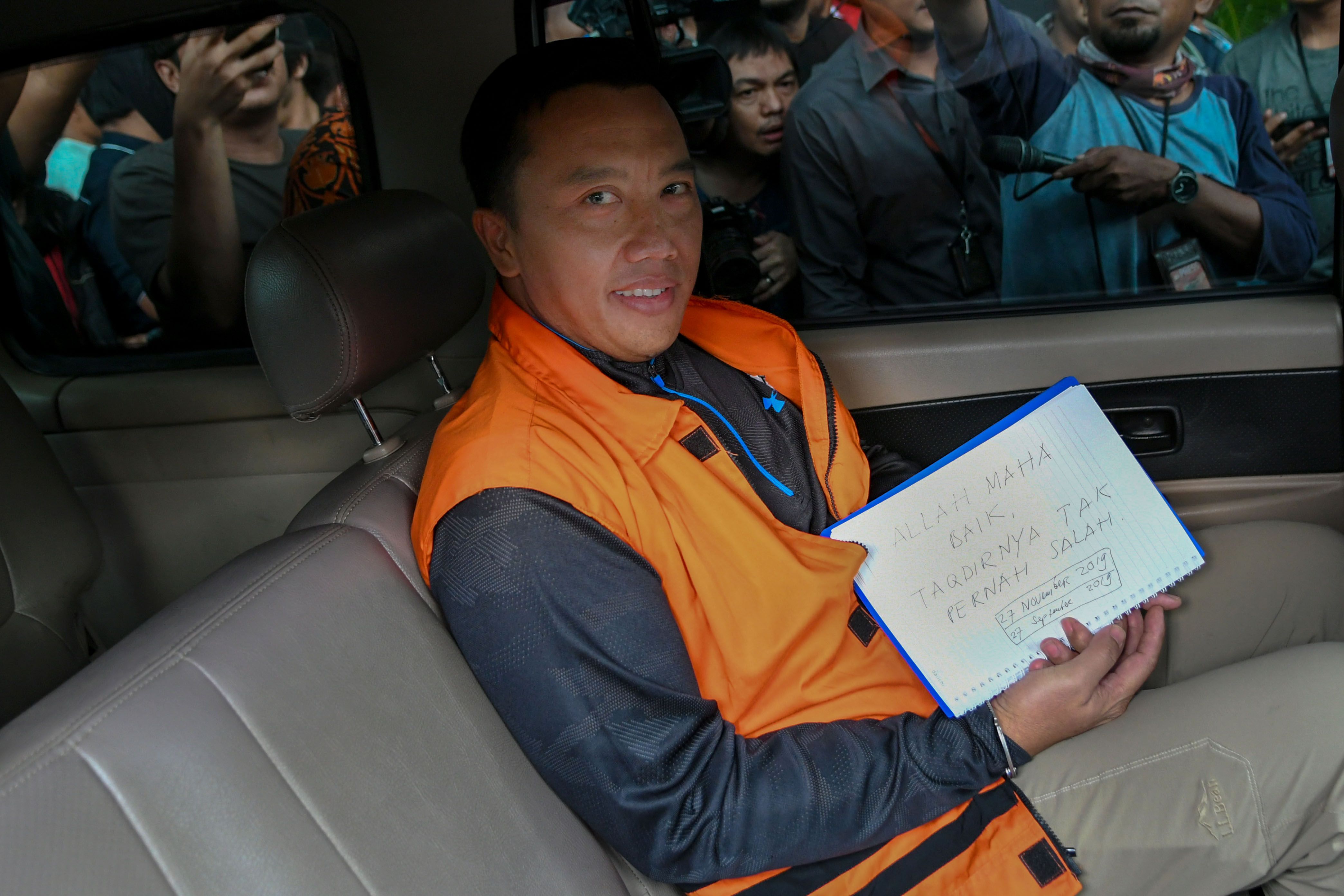 Imam Nahrawi berada di dalam mobil tahanan seusai menjalani pemeriksaan di Gedung KPK, Jakarta.