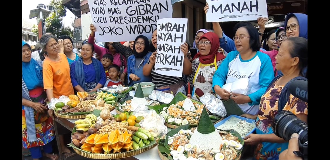 Para bakul Pasar Gede menggelar acara bancakan syukuran atas kelahiran La Lembah Manah, cucu ketiga Presiden Jokowi, Sabtu (16/11).