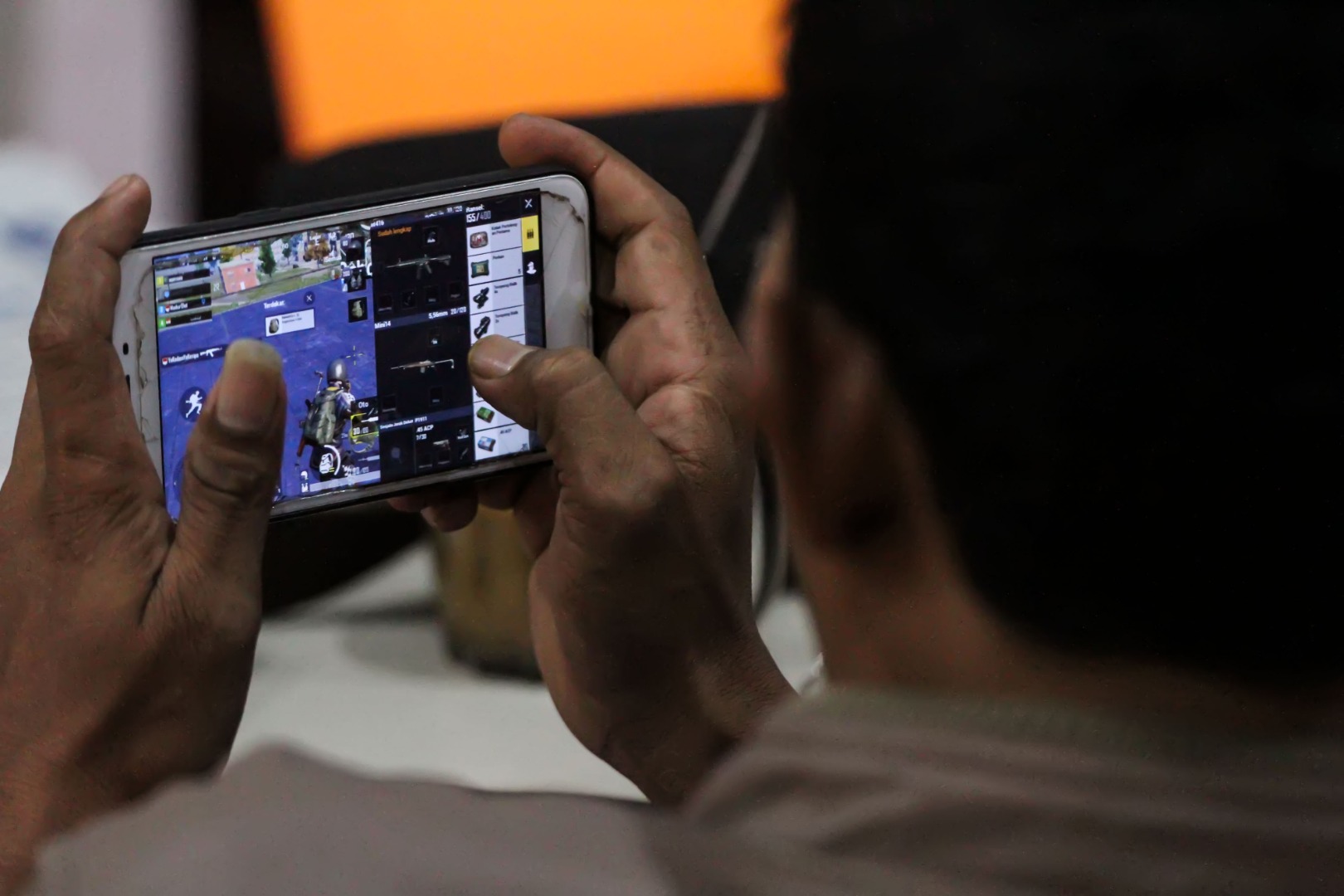 Seorang bermain e sport.