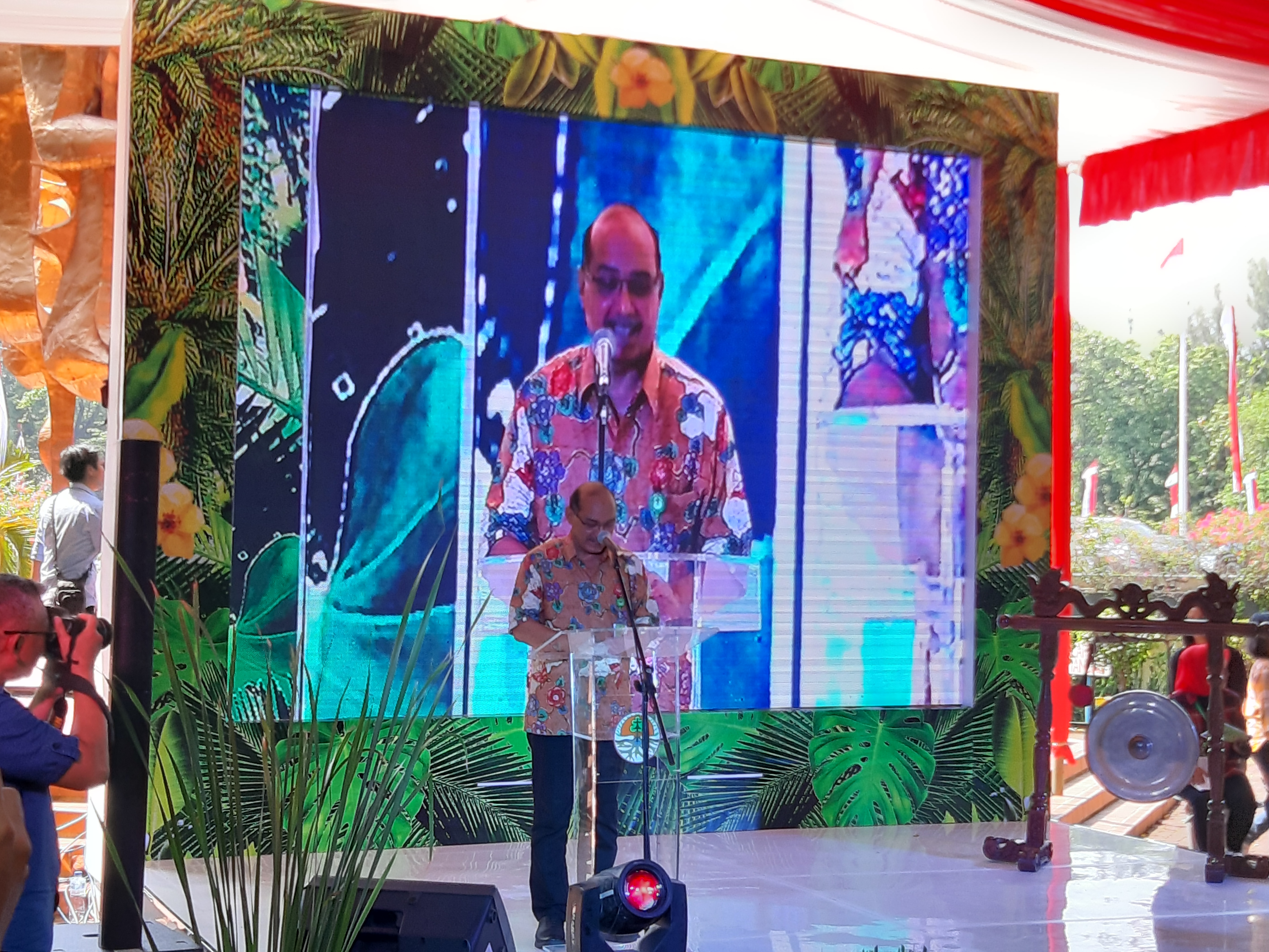 Kepala BPSDM KLHK Helmi Basalamah memberi sambutan pada acara Lomba Kompetensi Siswa (LKS) di Jakarta.