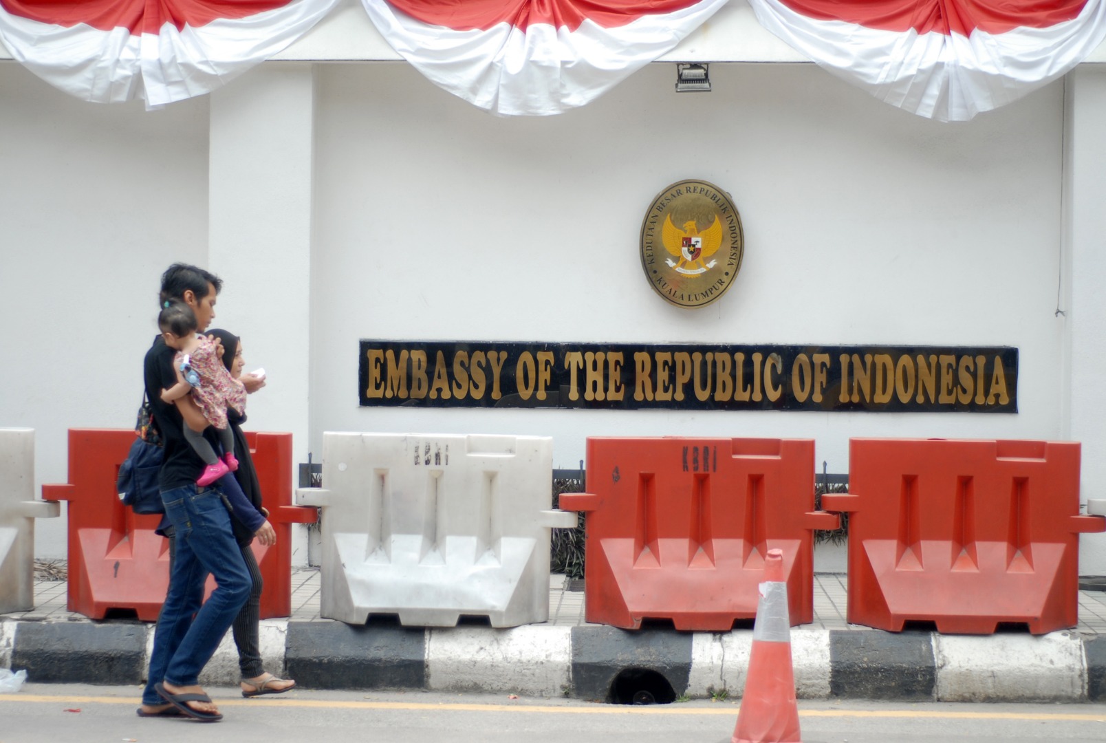 Seorang warga melintas di depan KBRI Malaysia di Kuala Lumpur.