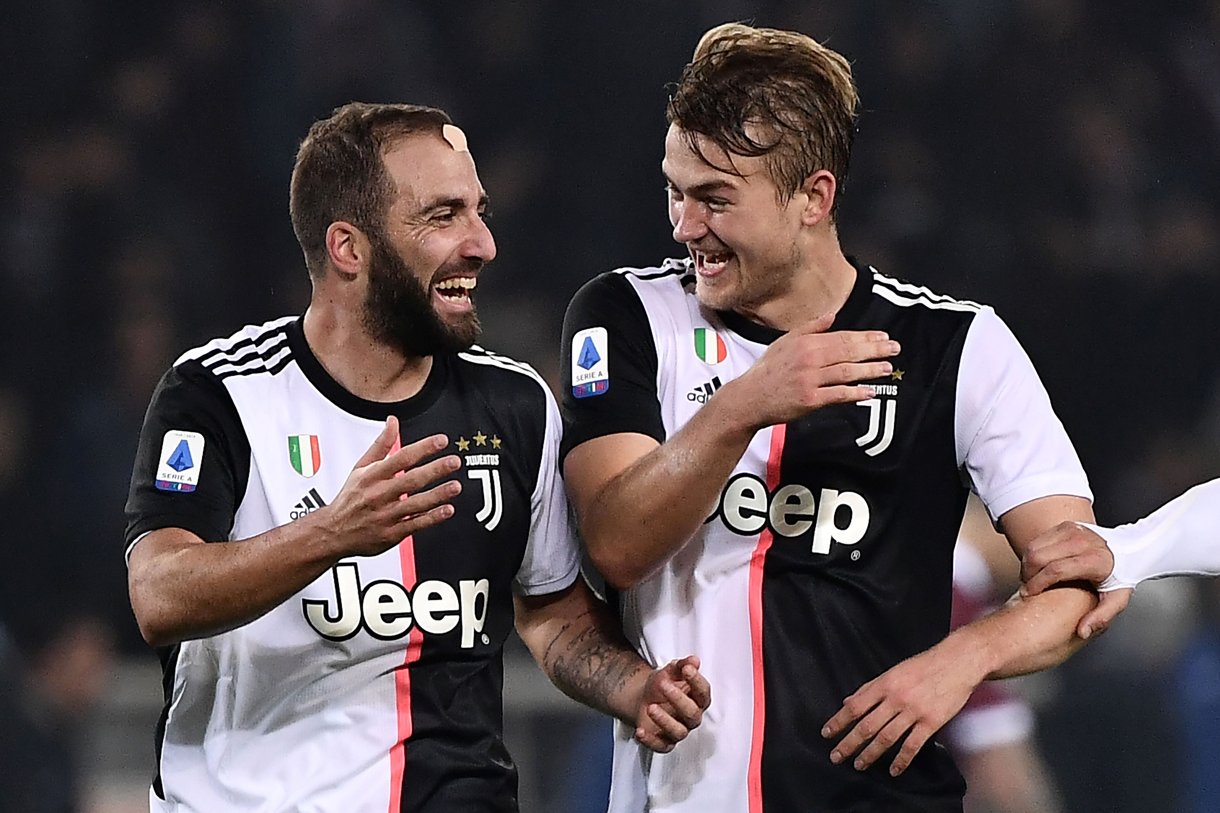 Pemain Juventus Matthijs de Ligt (kanan) bersama Gonzalo Higuain (kiri)