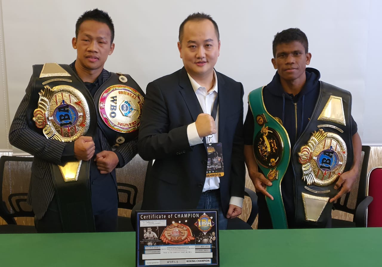 Daud Yordan (kiri) memegang dua sabuk teranyar bersama promotornya Urgyen Richen Sim (tengah) dan Ongen Saknosiwi (kanan).