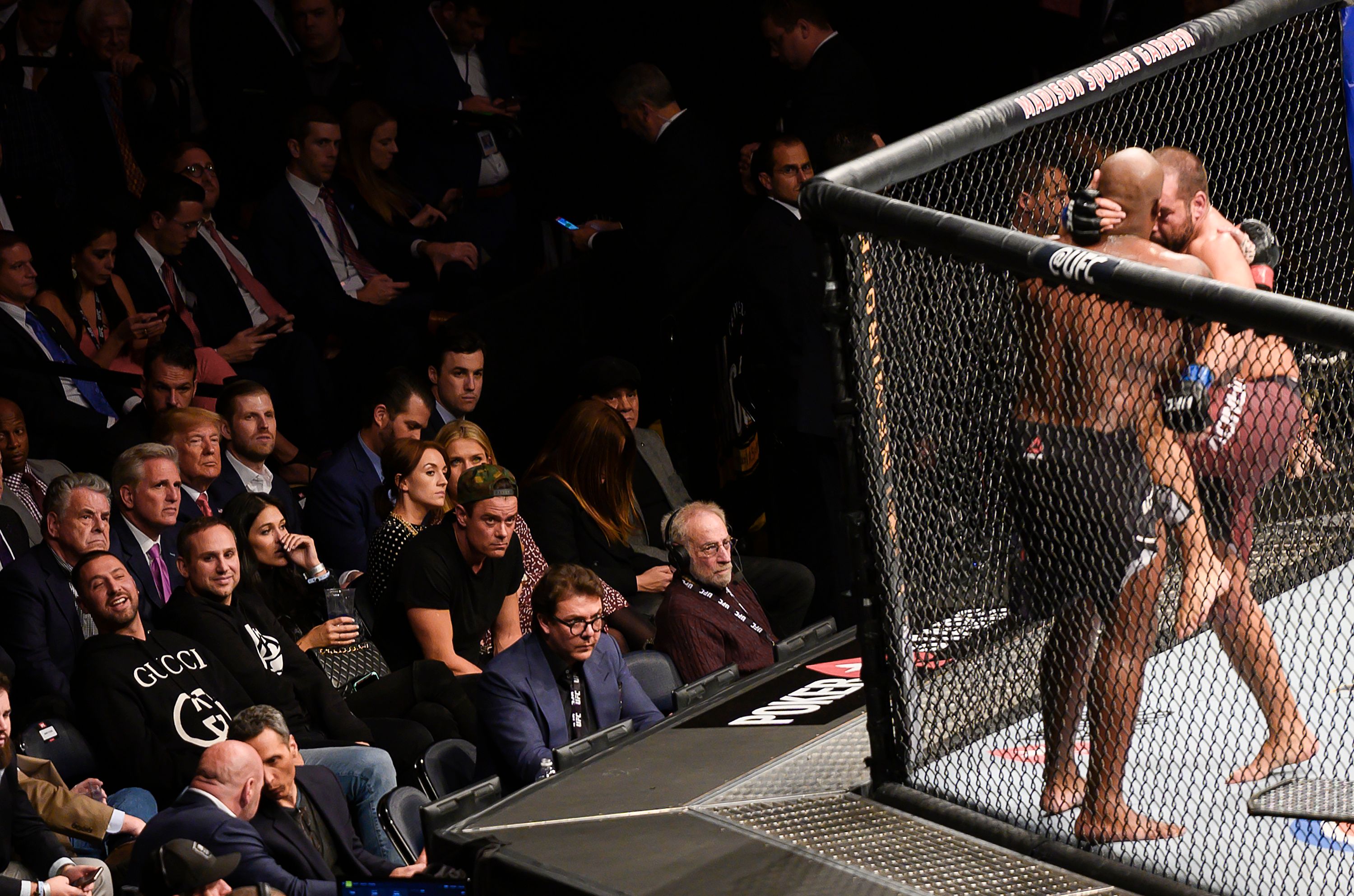 Presiden AS Donald Trump yang berada di antara para penonton, tampak serius menyaksikan laga UFC.