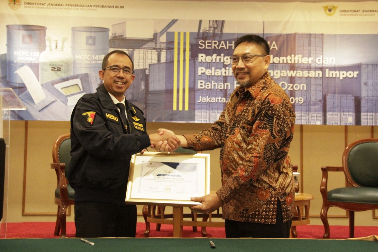 Dirjen Bea Cukai Heru Pambudi (kiri) dan Dirjen PPI KLHK.