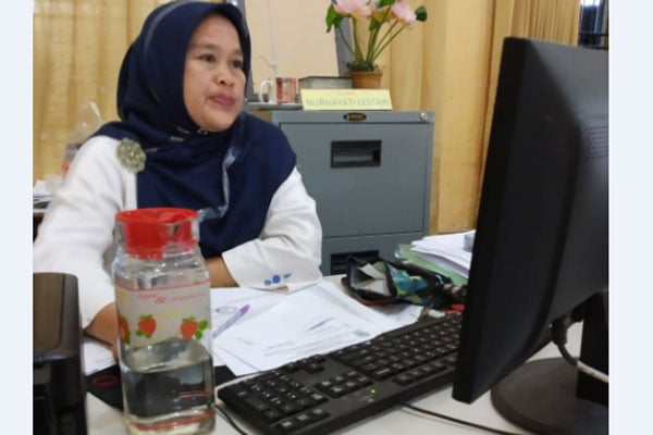 Pegawai Tata Usaha SMKN 9 Medan Nurhayati Nasution