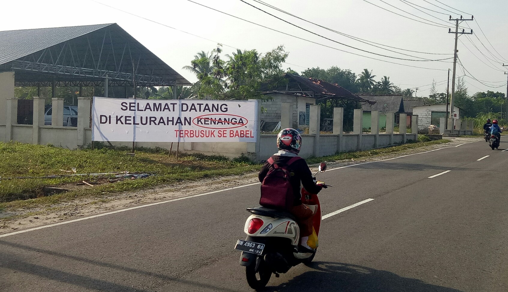 Spanduk bertuliskan kelurahan Kenanga terbusuk se Babel dipasang warga setempat sebagai bentuk protes bau busuk di sekitar pabrik tapioka. 