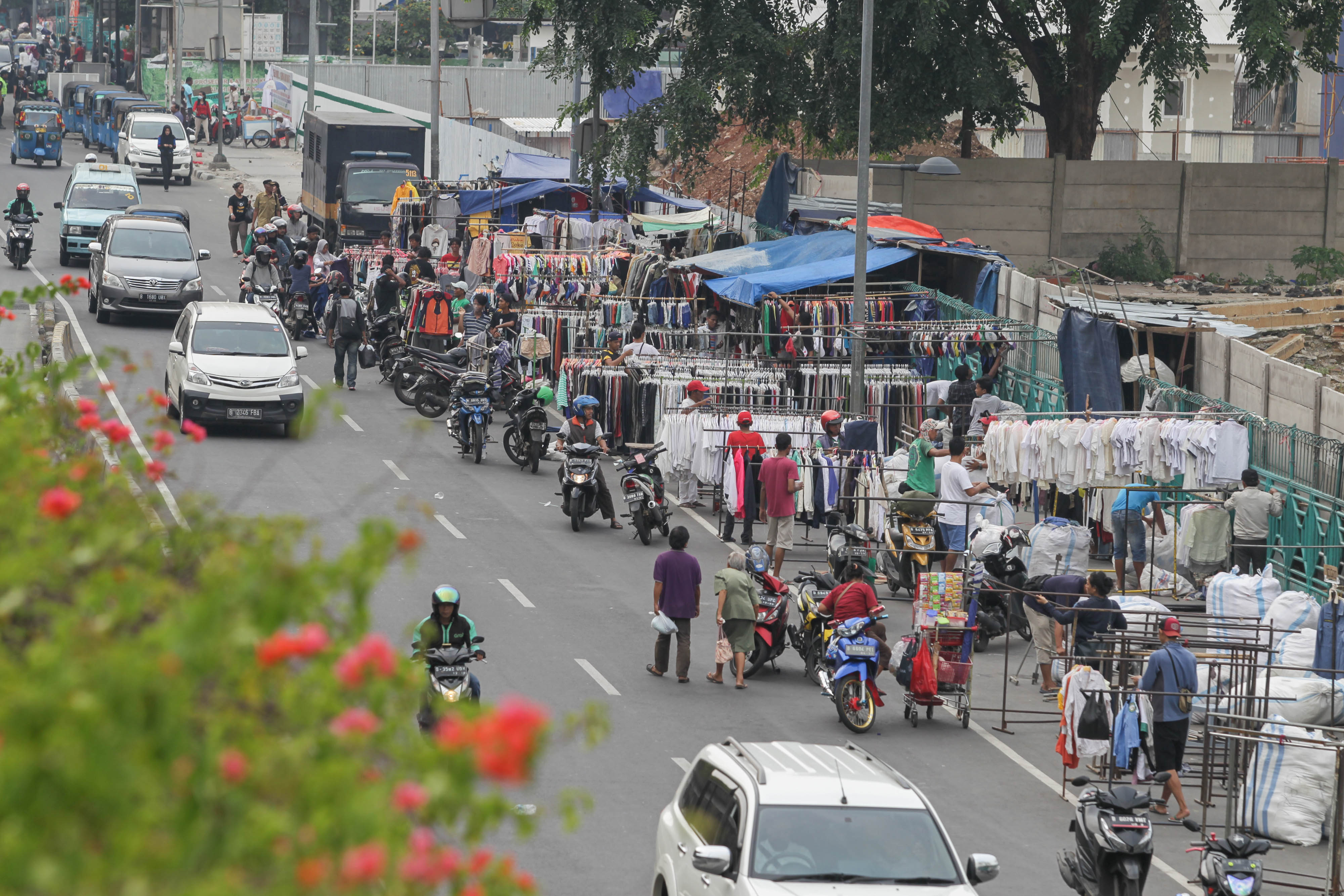 Para PKL memadati area jalan raya di wilaayah Senen, Jakarta Pusat