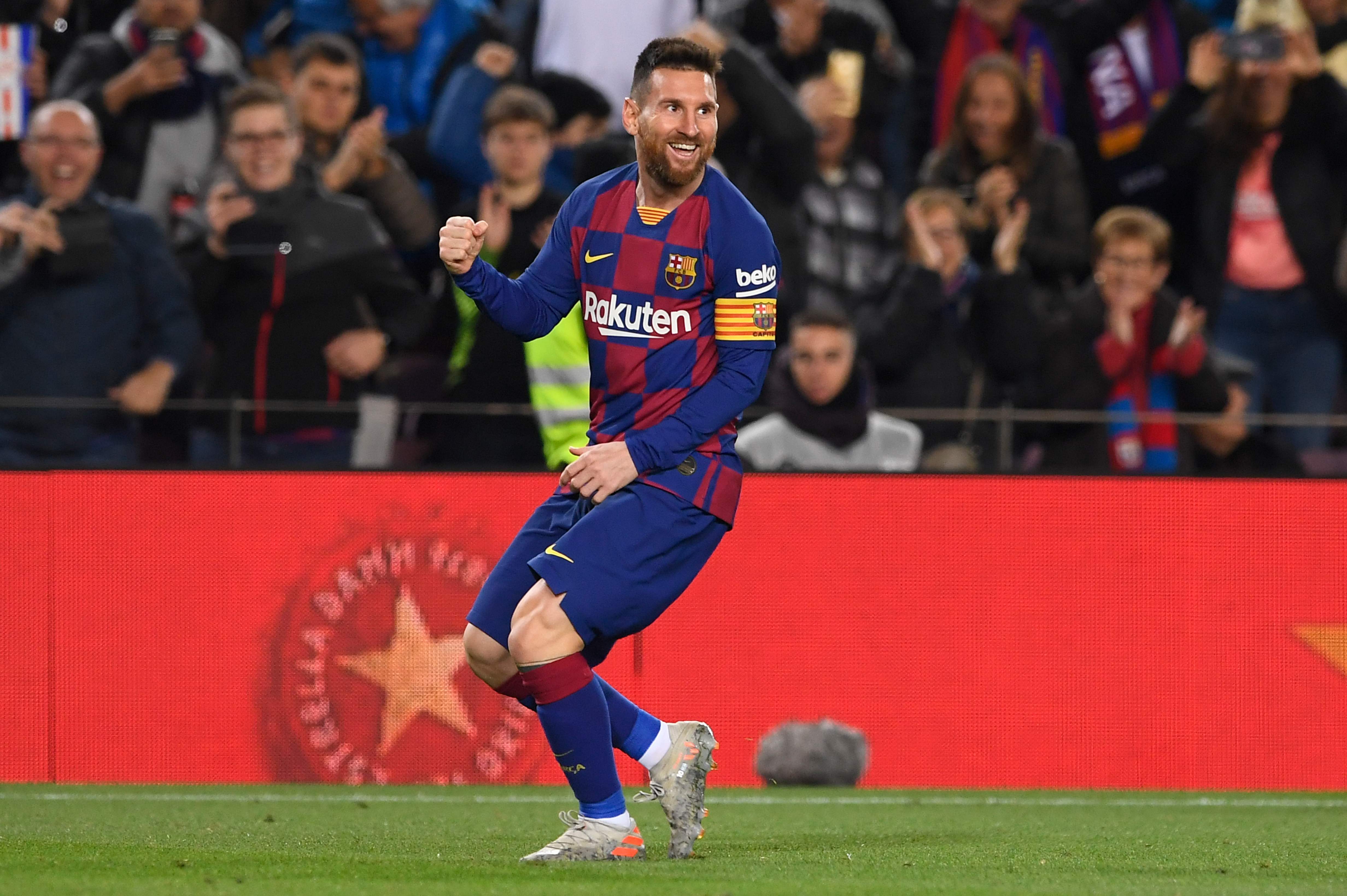 Lionel Messi meayakan golnya ke gawang Celta Vigo.