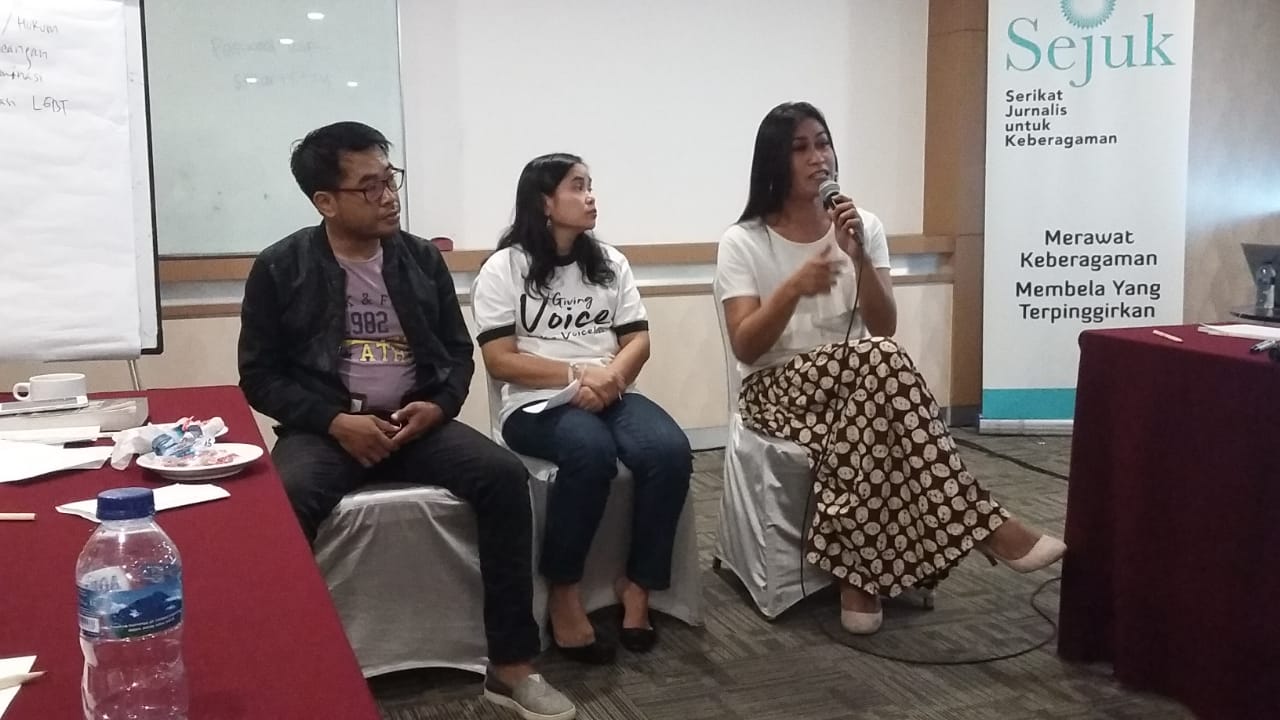 Pengurus Waria Kota Surabaya Perwakos, Febi, saat menjelaskan tentang komunitasnya dalam diskusi yang diselenggarakan oleh Sejuk.