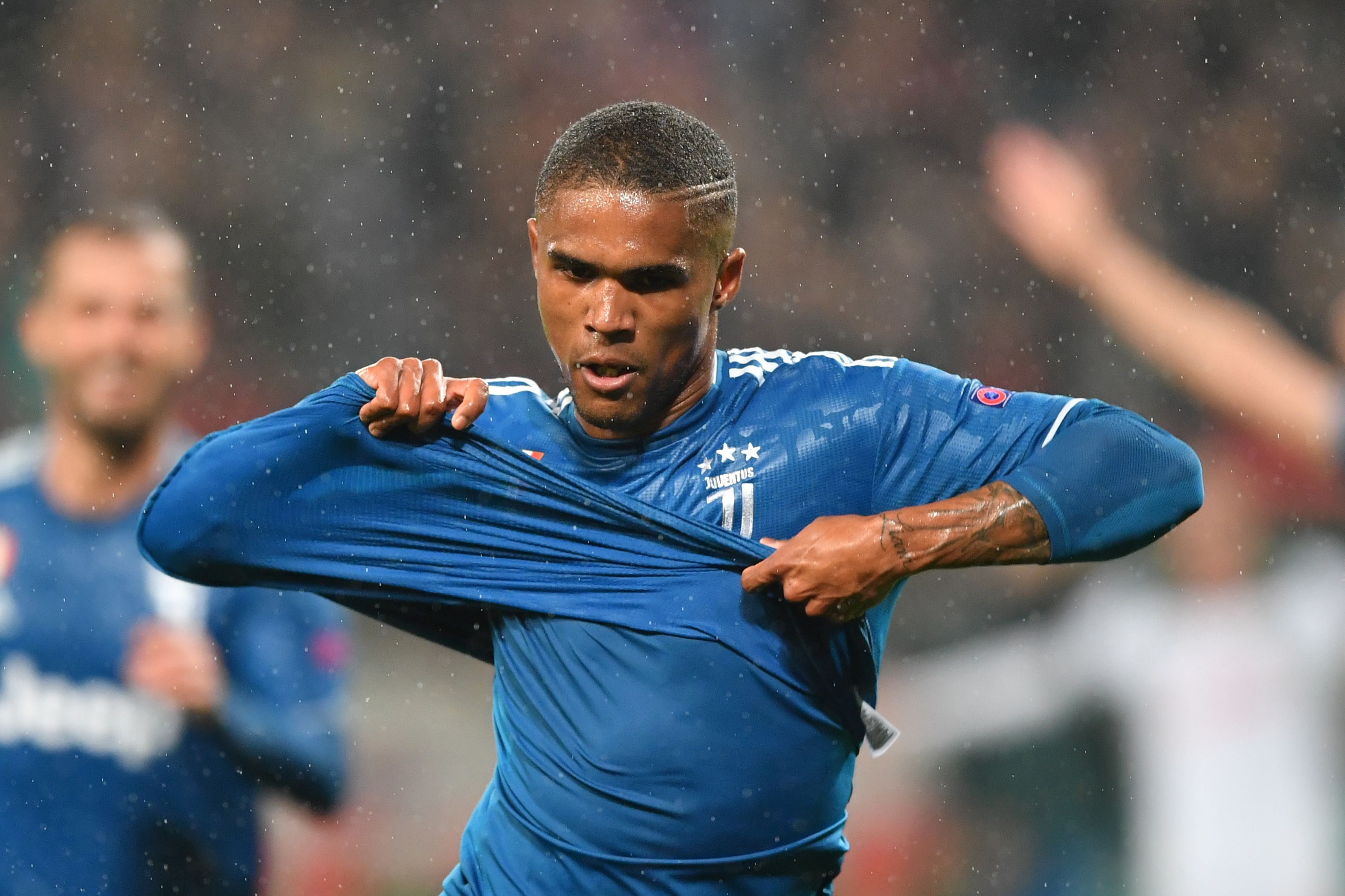Selebrasi Douglas Costa usai menciptakan gol ke gawang Lokomotiv Moscow