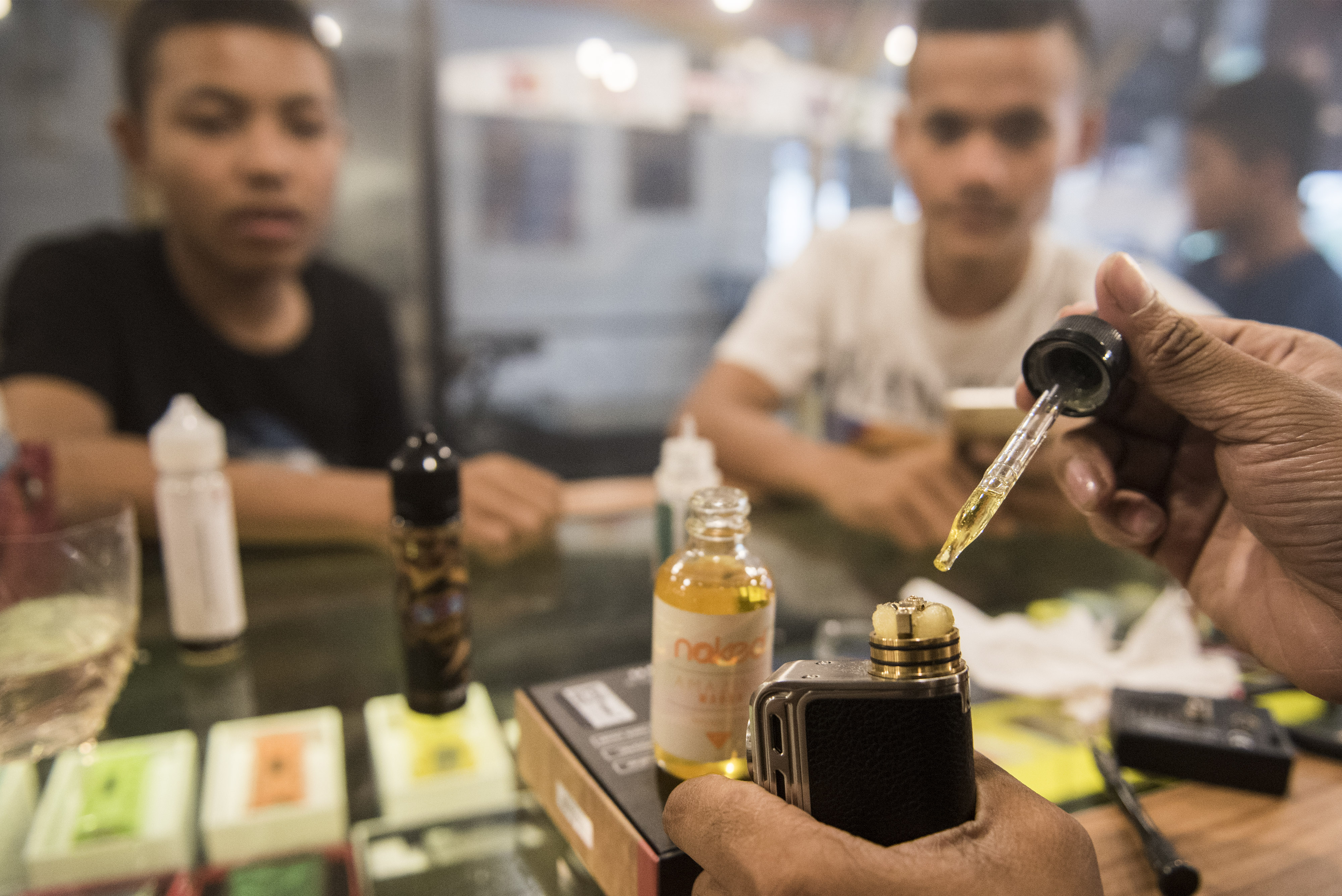 Pekerja meneteskan cairan rokok elektronik (vape).