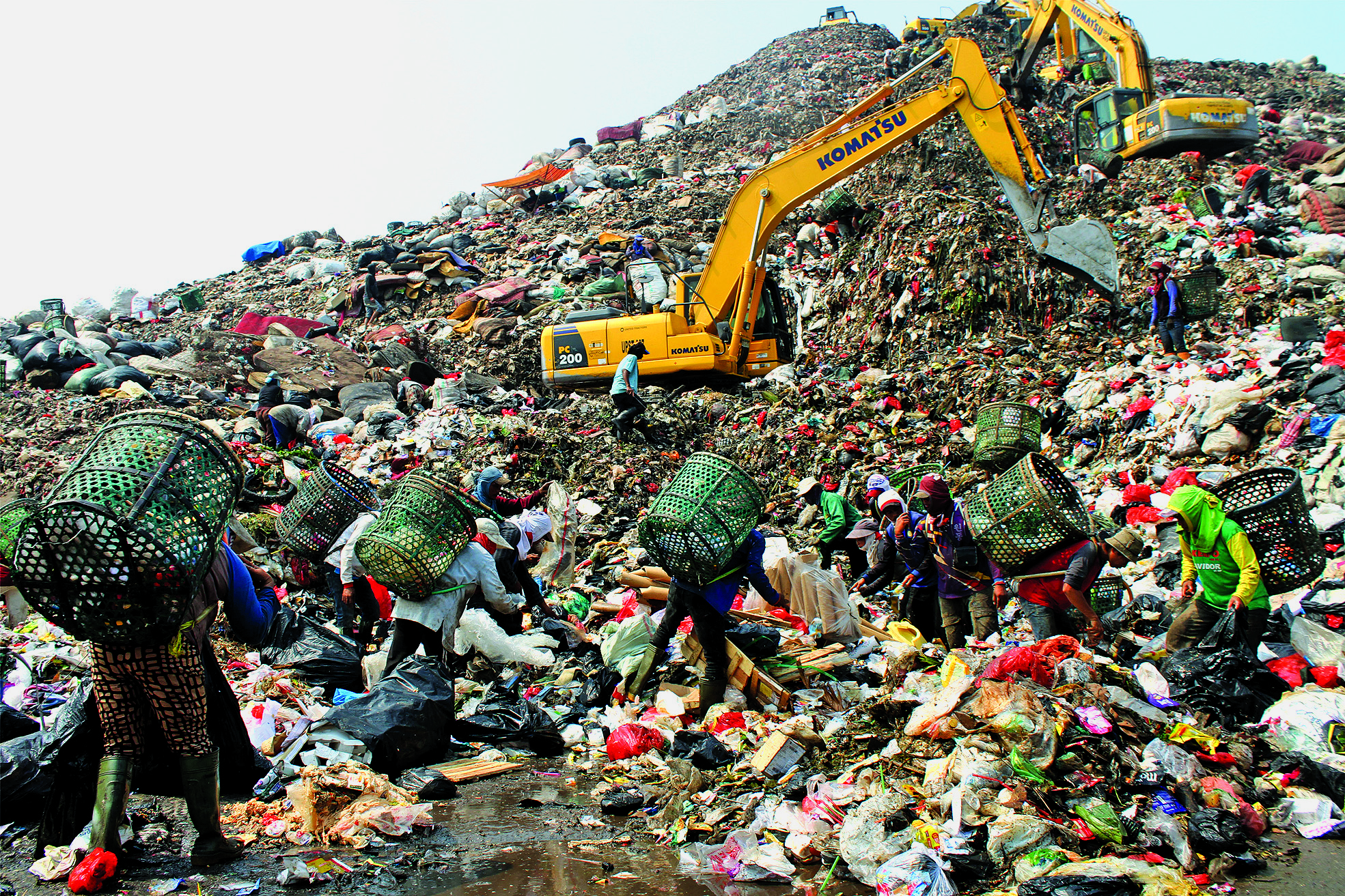 Tumpukan sampah di TPST Bantar gebang, Bekasi