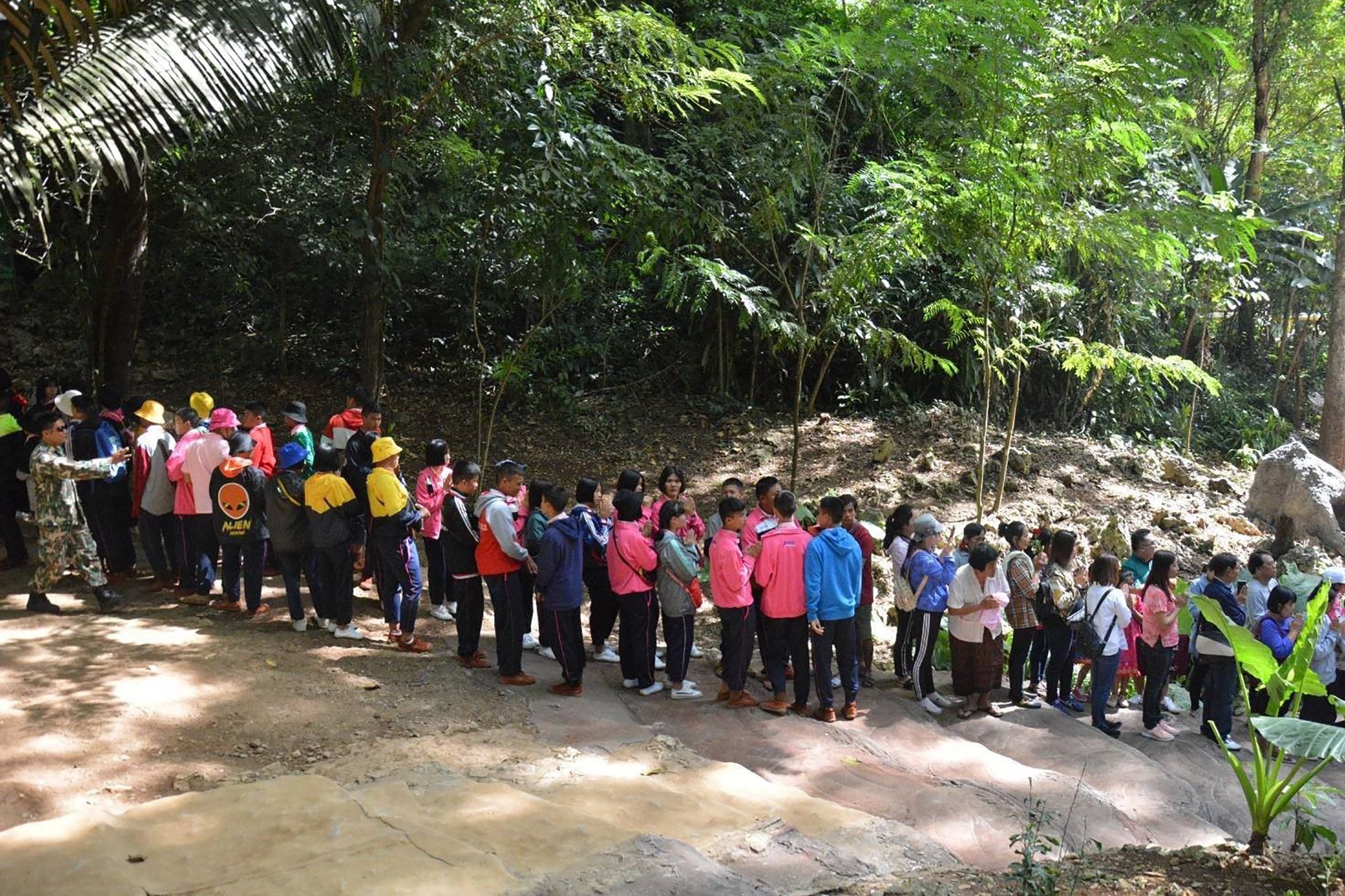 Sejumlah wisatawan mengantre untuk mengunjungi Gua Tham Luang