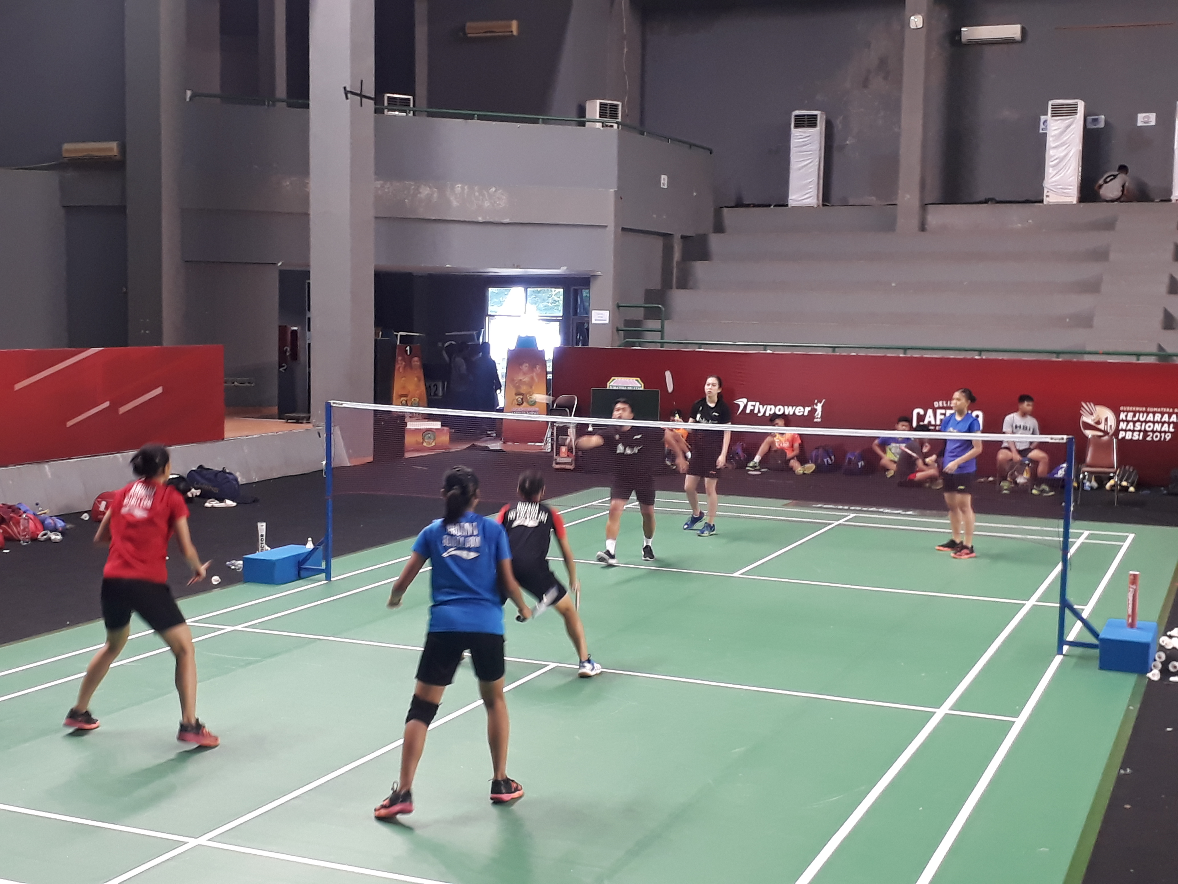 Sejumlah atlet tengah latihan di Gor Dempo Palembang