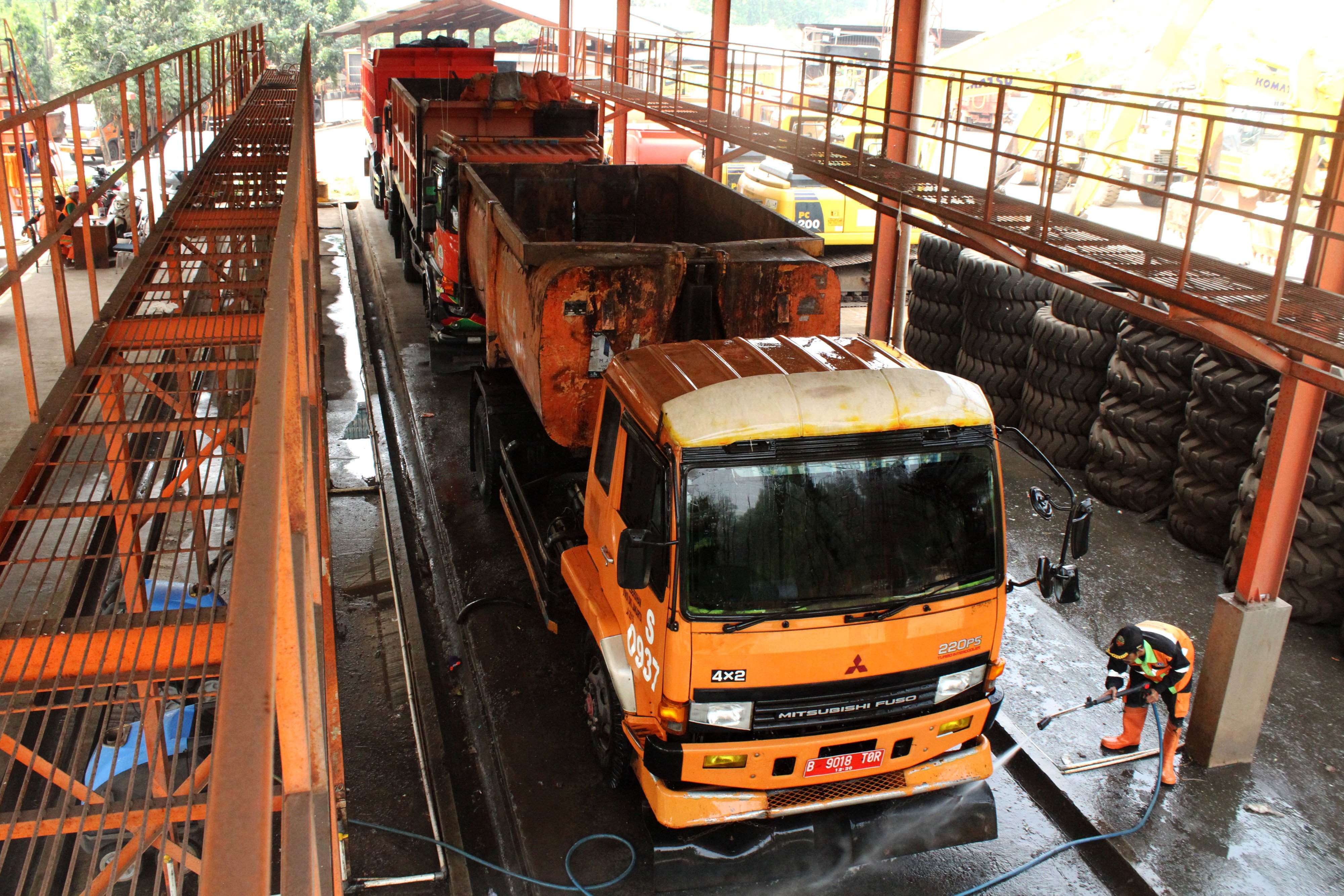 Sejumlah truk sampah antre saat memasuki tempat pencucian TPST Bantar Gebang, di Bekasi