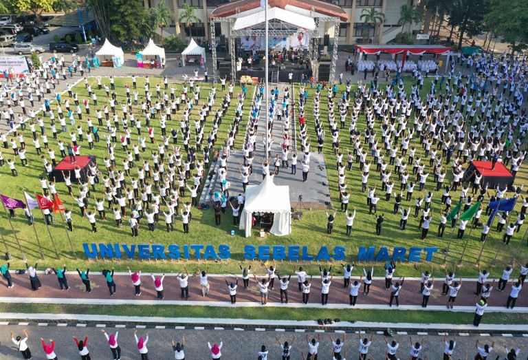 Aktivitas senam pagi menjadi pembuka kegiatan pencanangan UNS sebagai Kampus Sehat, Jumat (29/11).