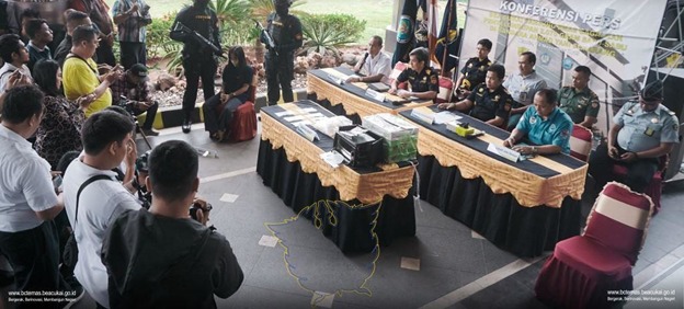 Bea Cukai Tanjung Emas menggelar jumpa pers mengenai penggagalan penyelundupan shabu seberat 2 kg di Bandara Ahmad Yani, Semarang.  