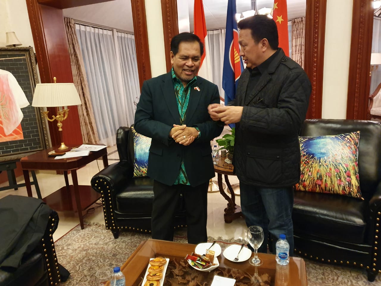 Dubes RI untuk Tiongkok Djauhari Oratmangun (Kiri) berbincang dengan Dirut Adaro Garibaldi Thohir (kanan)