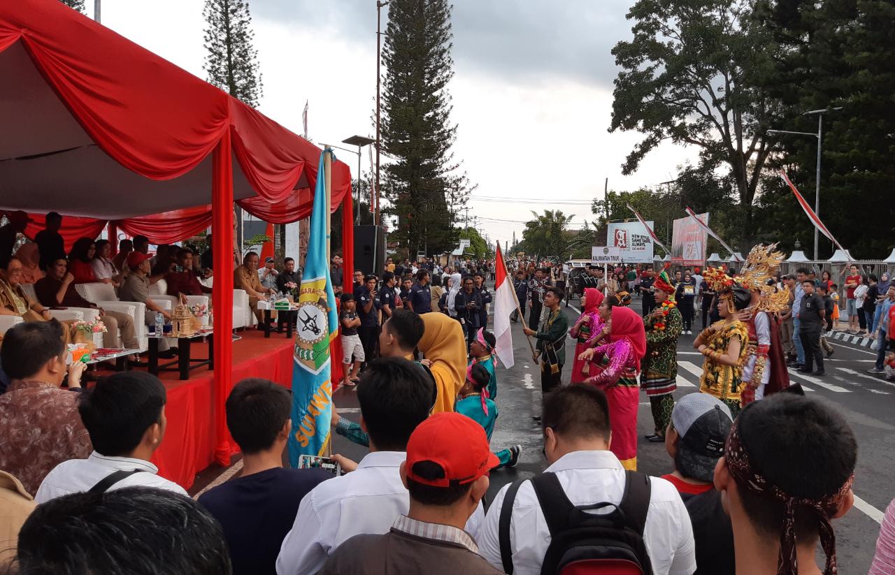 Budaya dan seni dari 34 provinsi ditampilkan pada saat parade para peserta Jambore Pemuda Indonesia (JPI) 2019 di Tondano, Minahasa, Sulut.