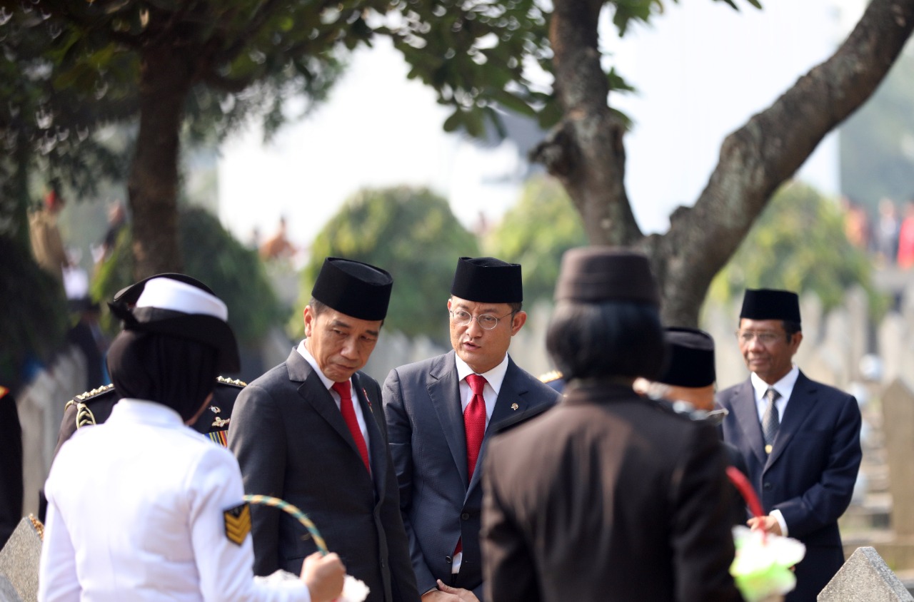 Mensos Juliari P Batubara mendampingi Presiden Joko Widodo saat Upacara Peringatan Hari Pahlawan di TMP Kalibata, Minggu (10/11).
