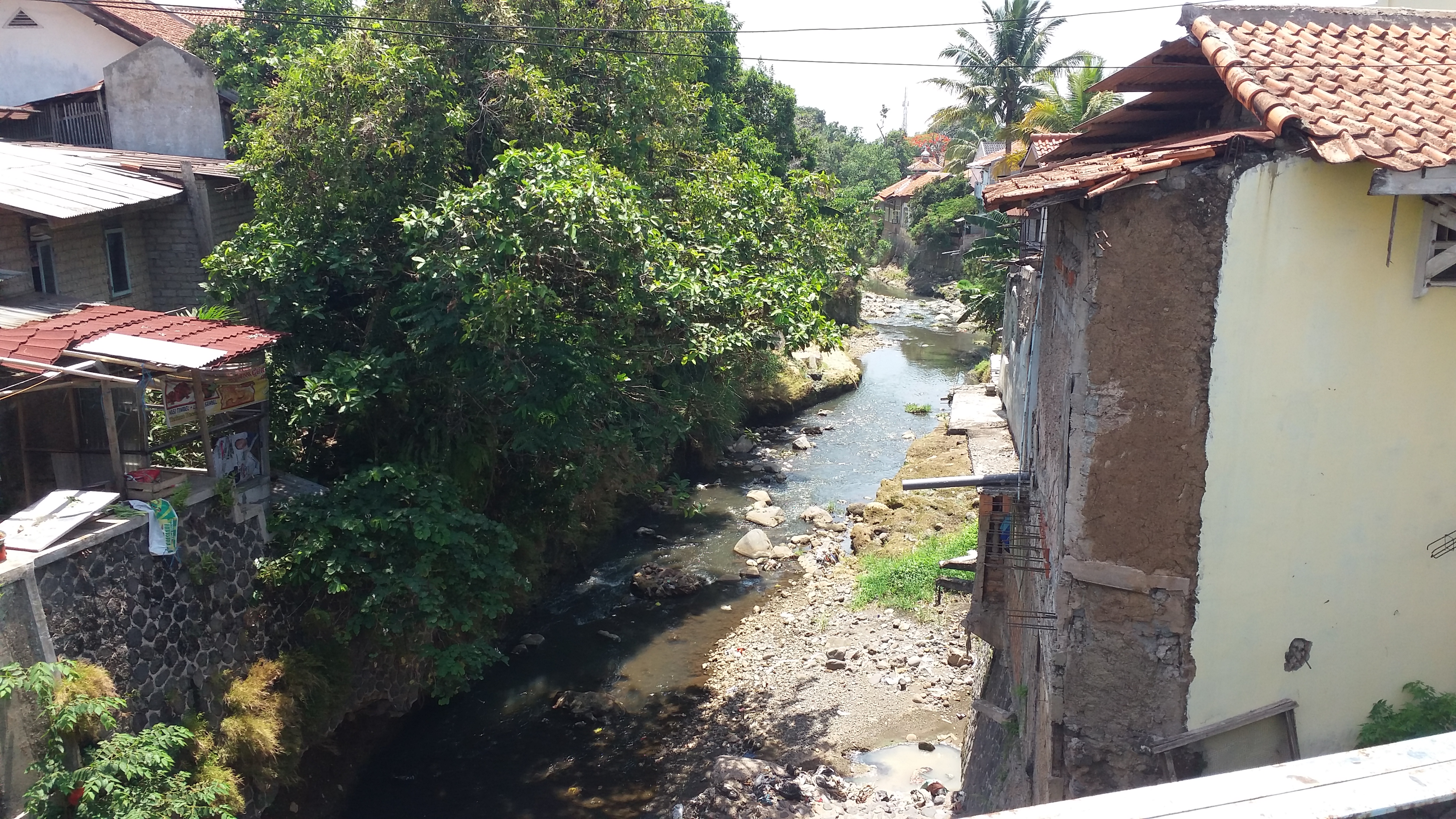 Dampak musim kemarau, sungai-sungai di Kabupaten Cianjur mengalami pendangkalan. 