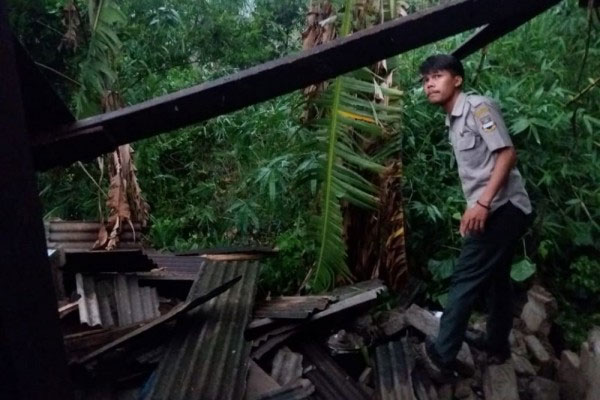 HUJAN deras disertai angin kencang yang melanda Desa/Kecamatan Cililin, Kabupaten Bandung Barat, memorakporandakan puluhan rumah warga.