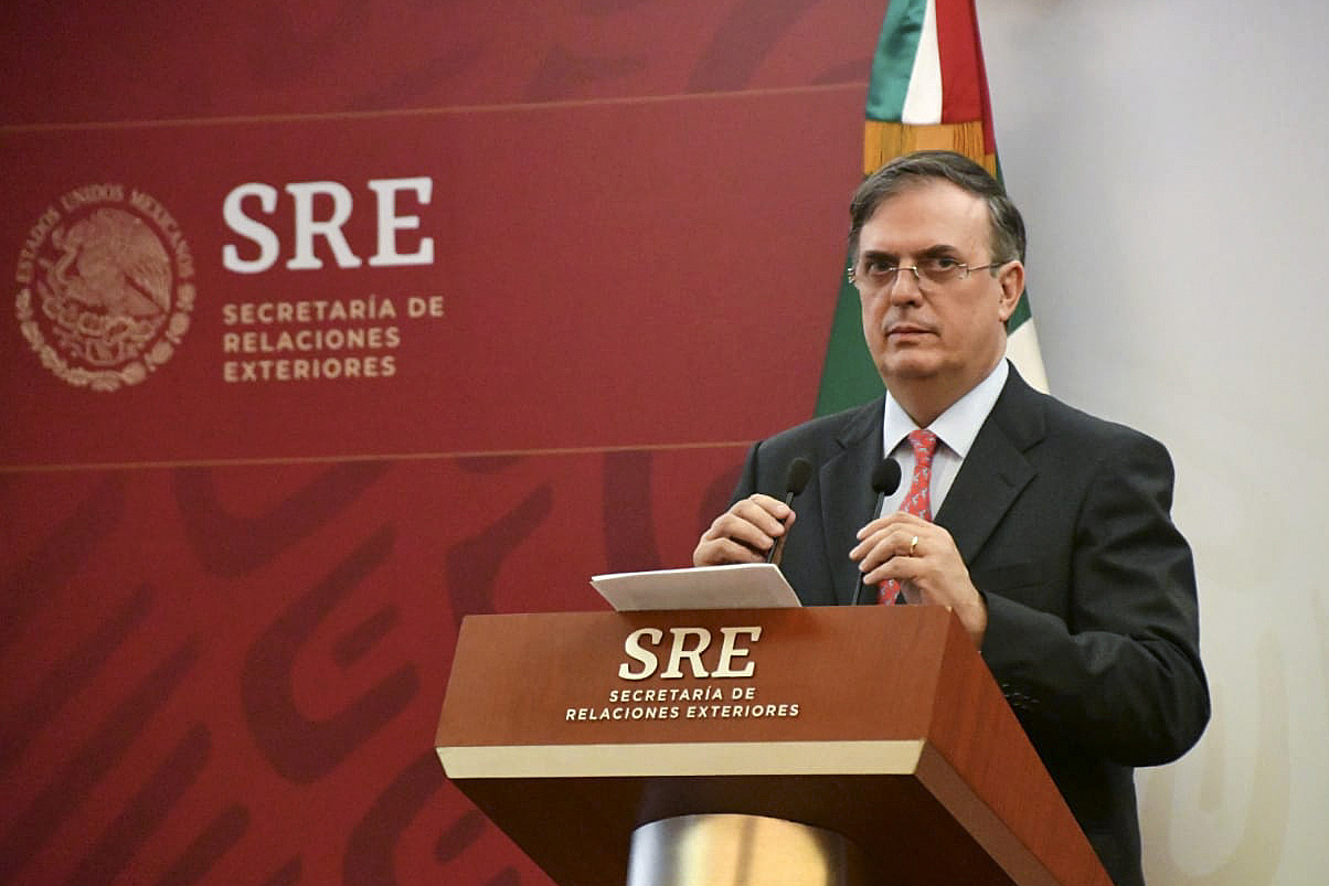 Menteri Luar Negeri Meksiko Marcelo Ebrard memberikan keterangan pers mengenai pemberian suaka bagi Presiden Bolivia Evo Morales.