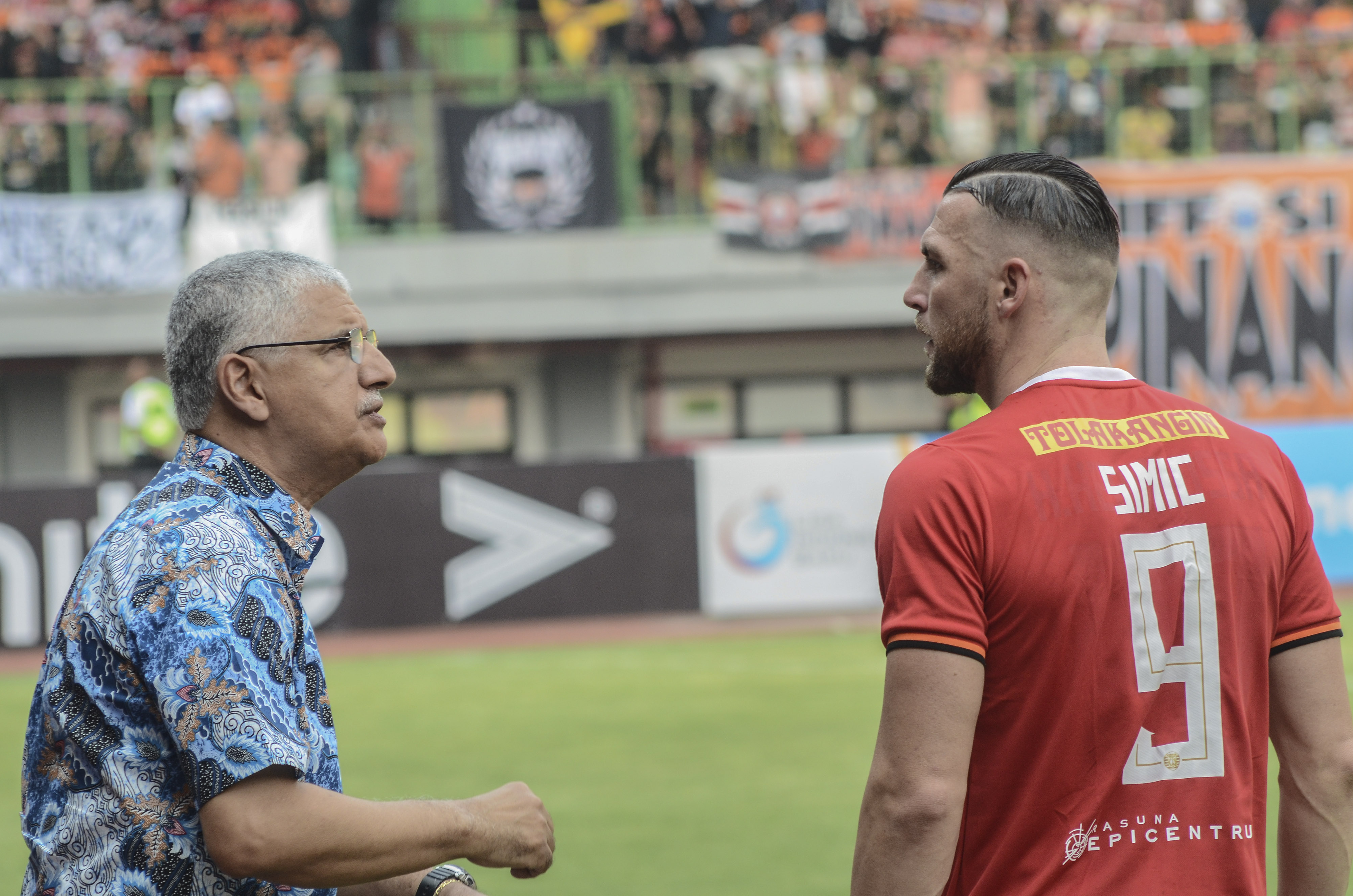 Pelatih Persija Edson Araujo Tavares (kiri)