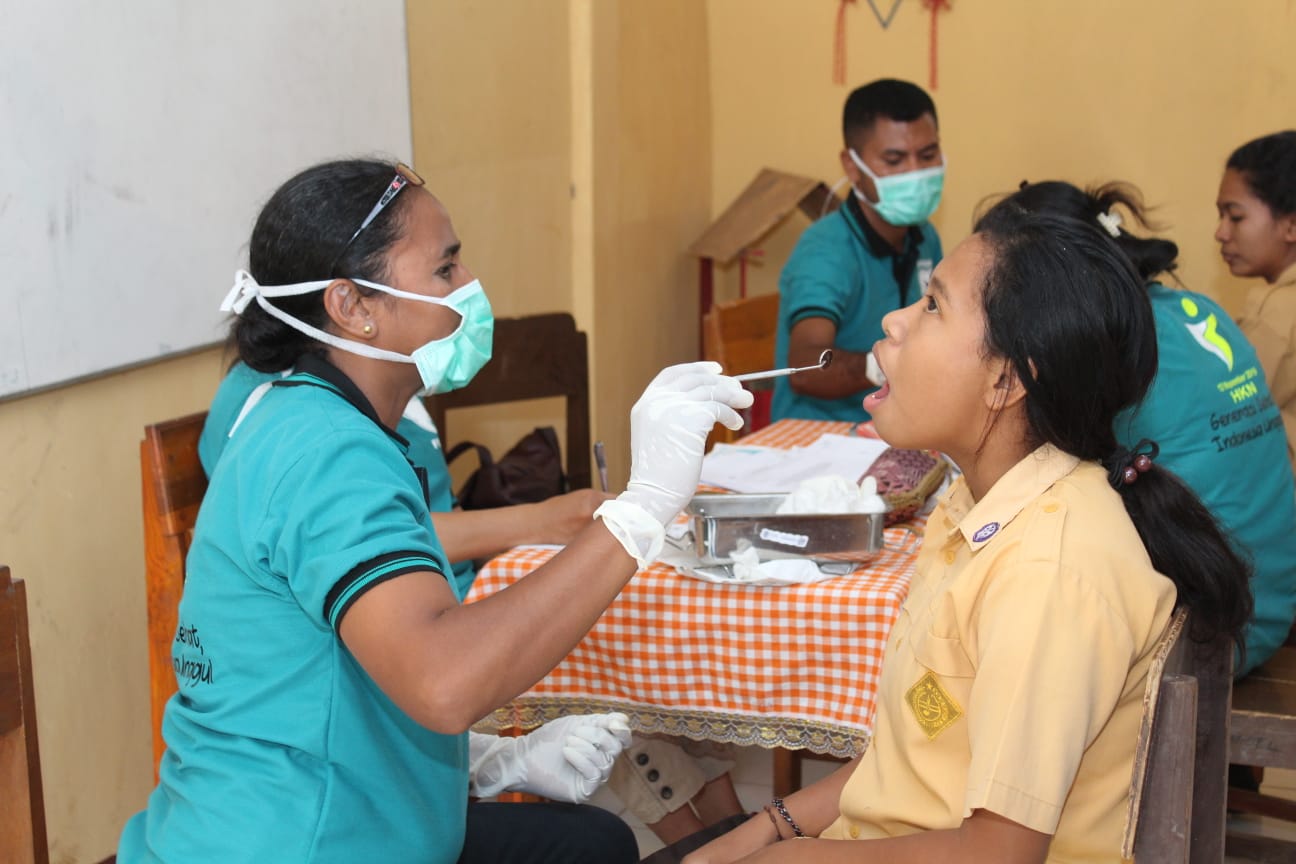Petugas kesehatan sedang memeriksa kesehatan gigi dan mulut dalam rangka Hari Kesehatan Nasional di Flores Timur, Selasa (12/11/2019). 