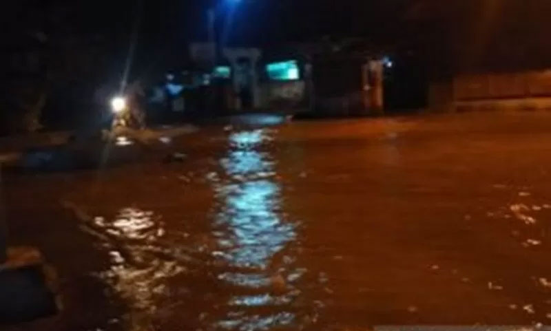 Banjir menggenangi Kampung Tarandam Nagari Pasar Muaralabuh Kecamatan Sungai Pagu, Rabu (20/11/2019) malam.  