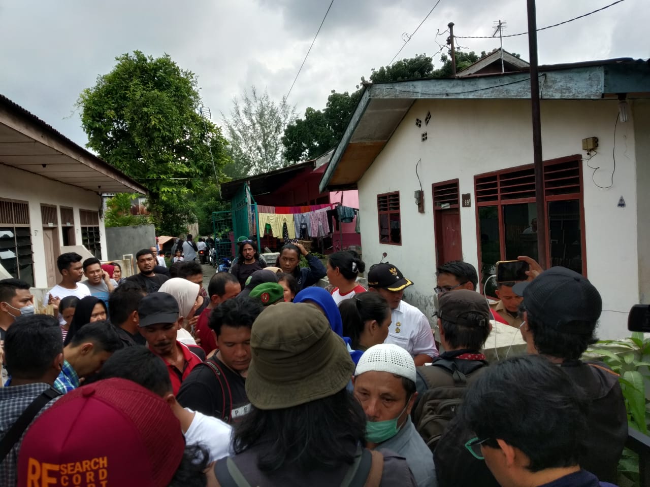 Warga melihat kegiatan polisi memeriksa rumah tersangka pelaku bom bunuh diri di Polrestabes Medan