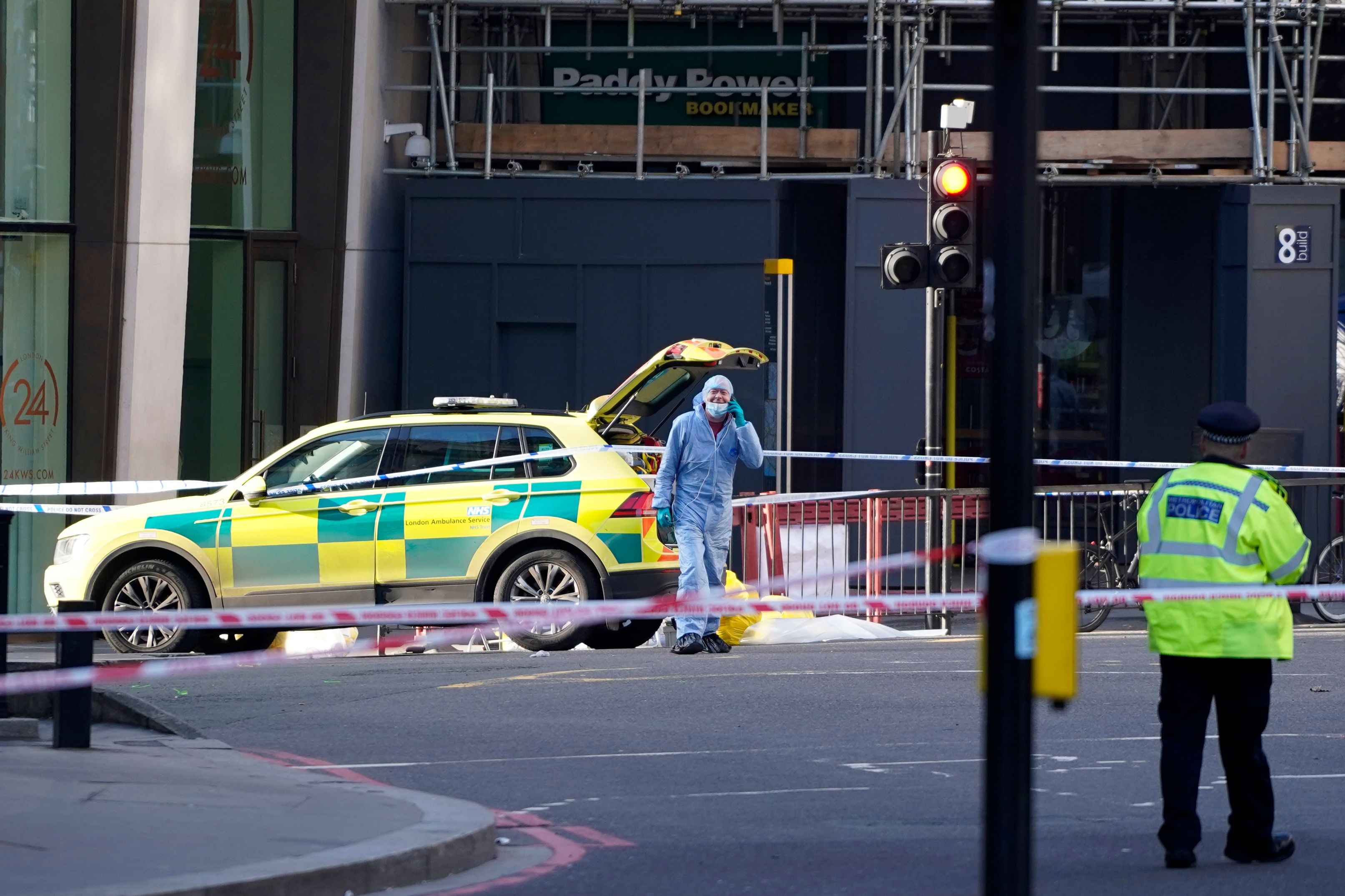 Petugas forensi tengah memeriksa tempat kejadian perkara penusukan di London Bridge, Inggris.