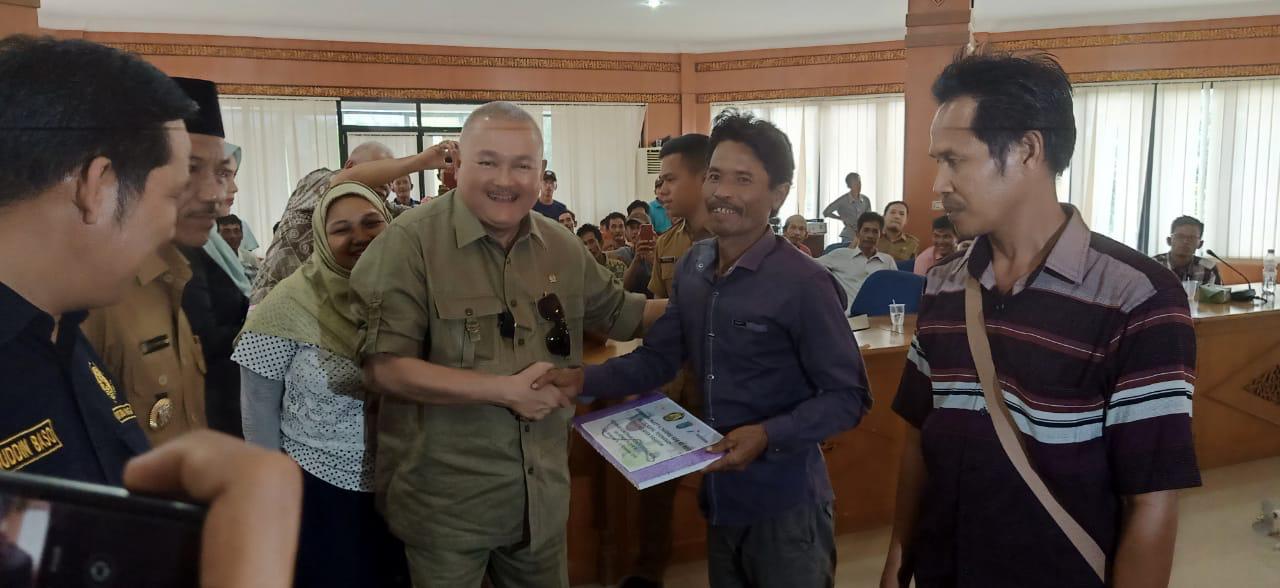 Alex Noerdin (tengah) secara simbolis  menyerahkan bantuan mesin konverter kit berikut gas elpiji isi tiga kilogram kepada 950 nelayan.