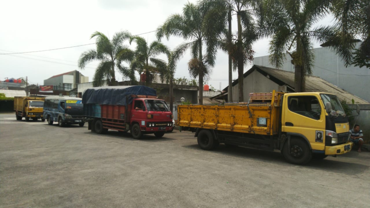 Antrian truk untuk mendapatkan solar di SPBU  Jalan Perintis Kemerdekaan Kota Tasikmalaya, Kamis (14/11/2019). 