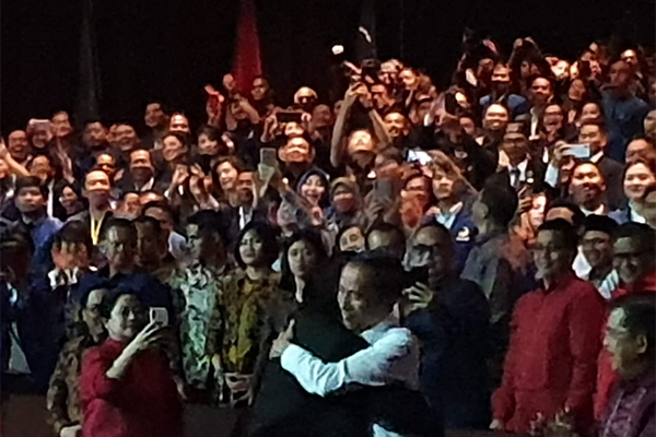 Jokowi Peluk Erat Surya Paloh