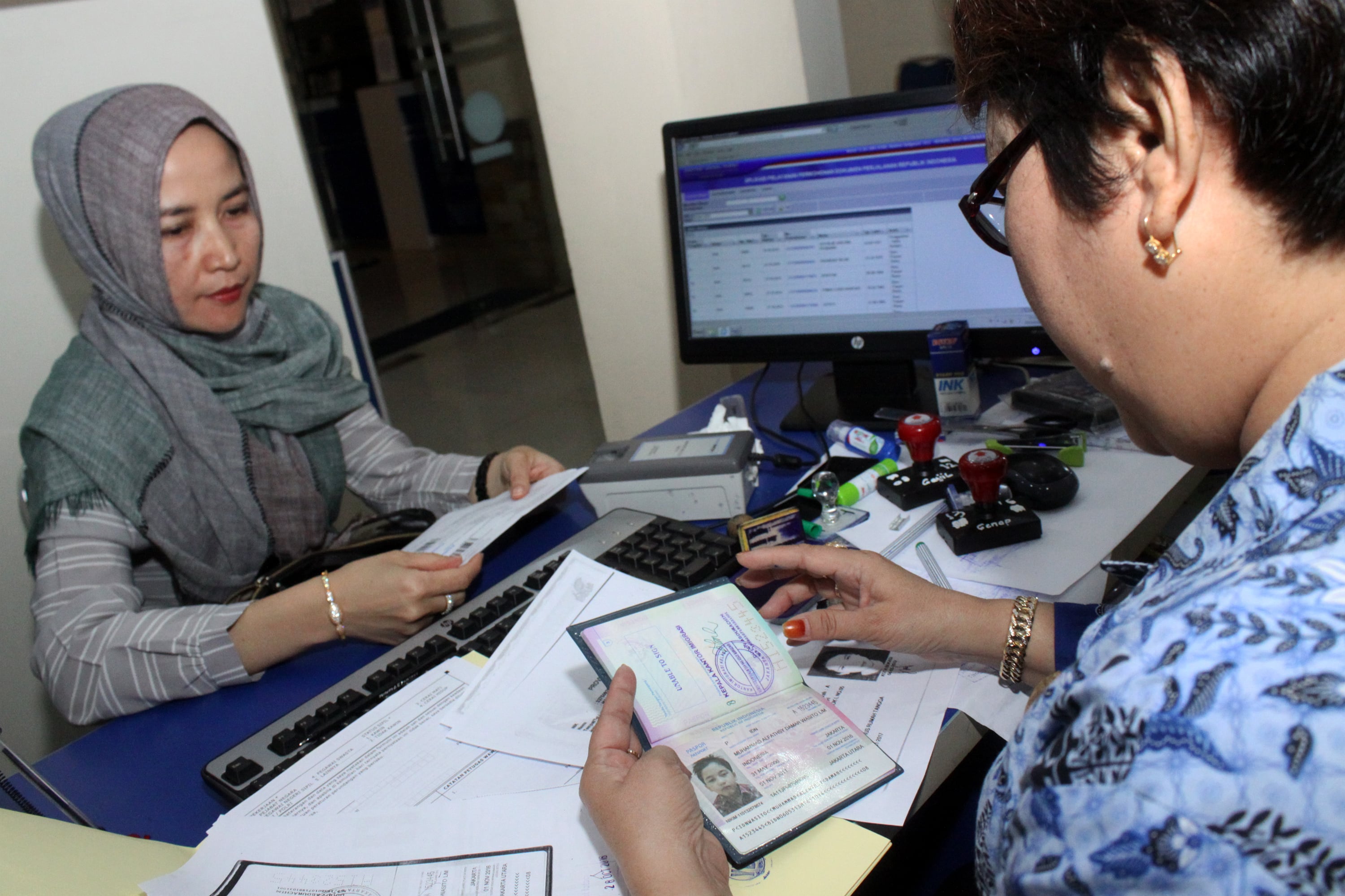  Petugas melayani pembuatan paspor di Kantor Imigrasi Kelas II, Bekasi, Jawa Barat.
