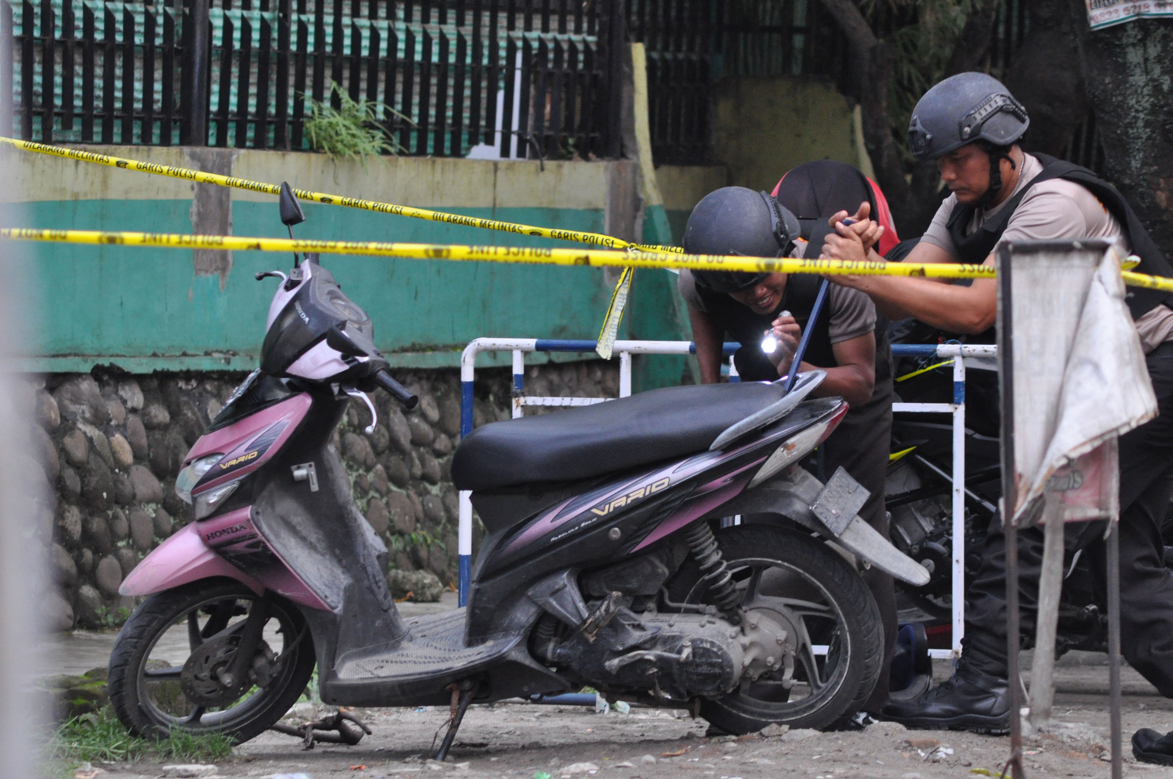 Sebuah sepeda motor yang diduga milik pelaku bom bunuh diri yang terparkir di depan Mapolrestabes Medan
