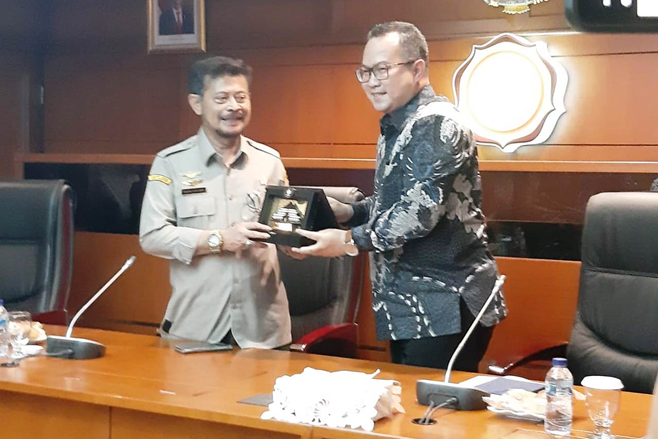 Mentan SYL (kiri) dan Rektor IPB Arif Satria bertukar cenderamata.
