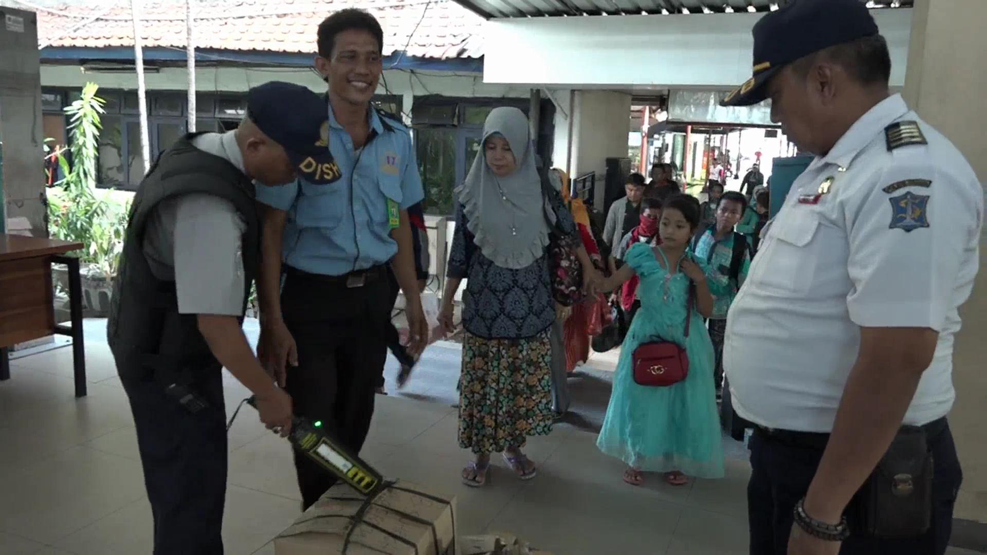 Petugas terminal melakukan pemeriksaan barang-barang yang dibawa penumpang saat masuk ke Terminal Purabaya, Sidoarjo.