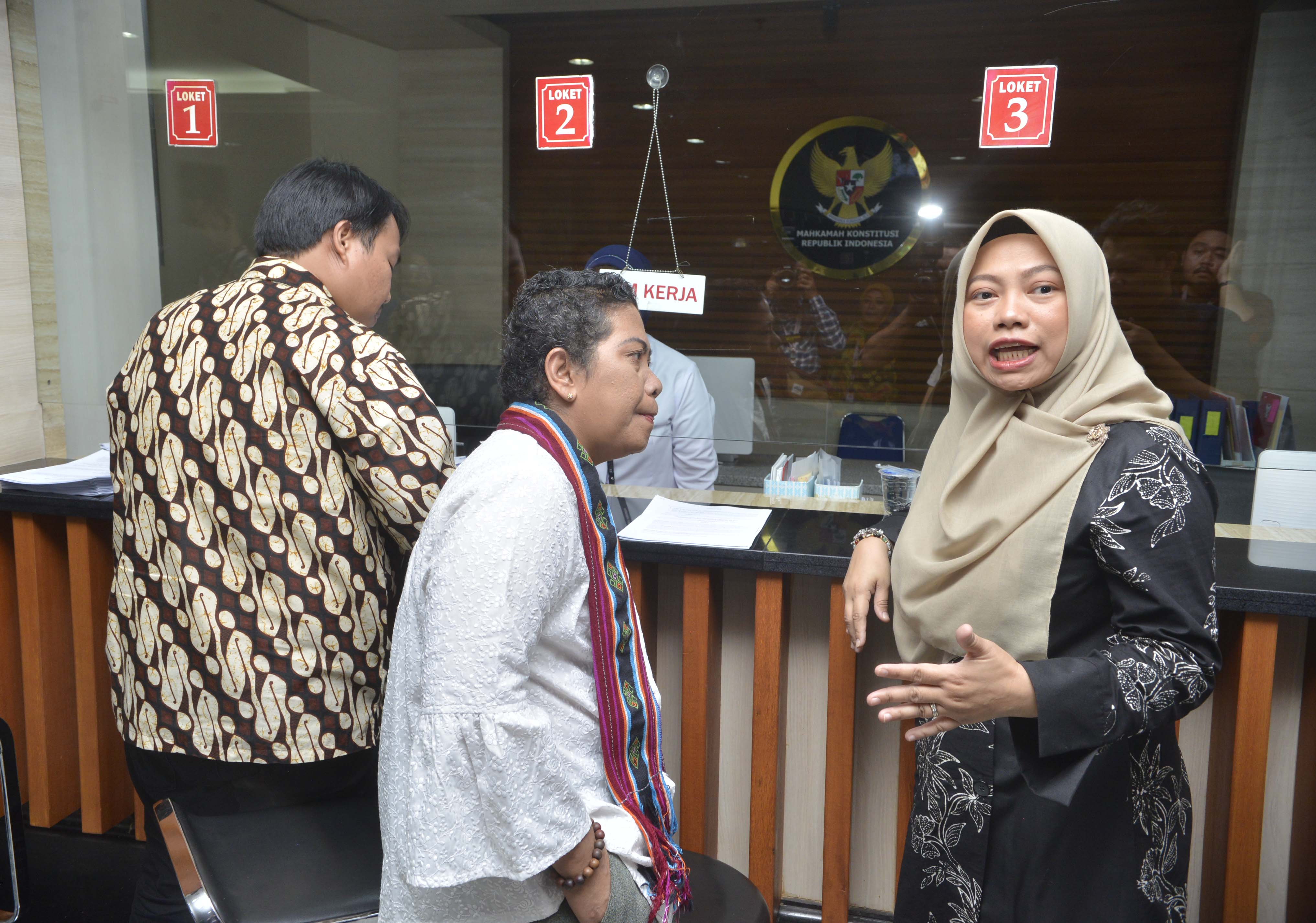 Sekjen Koalisi Perempuan Indonesia Dian Kartikasari (tengah) bersama dengan Direktur Eksekutif Perludem Titi Anggraini (kanan)