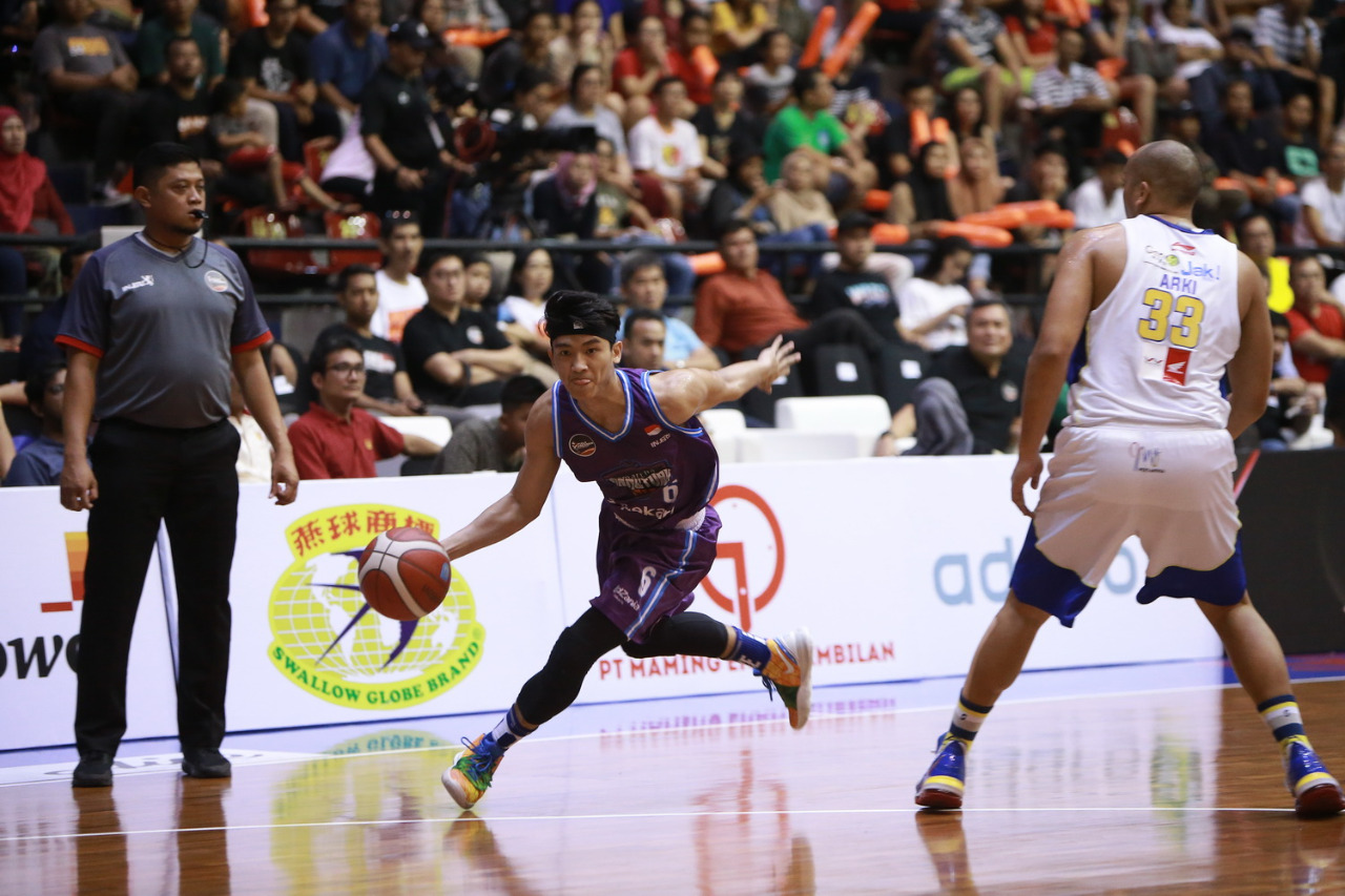 Laga semifinal Piala Presiden Bola Basket antara Amartha Hangtuah dan Satya Wacana Salatiga.