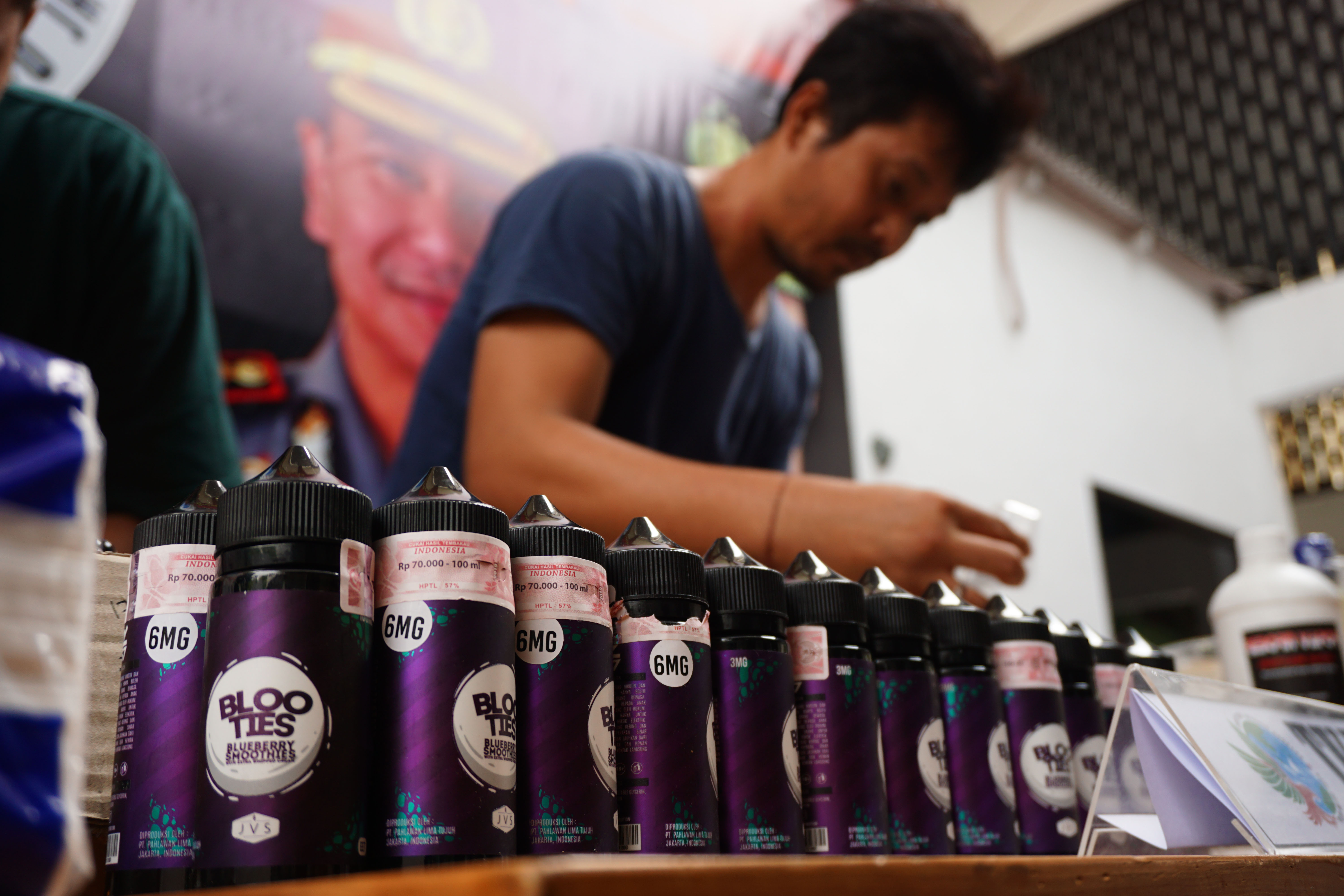 Kepolisian menunjukan barang bukti bahan utama pembuatan cairan vape yang akan dioplos narkoba, di Polda Metro Jaya, Jakarta, Senin (28/10).